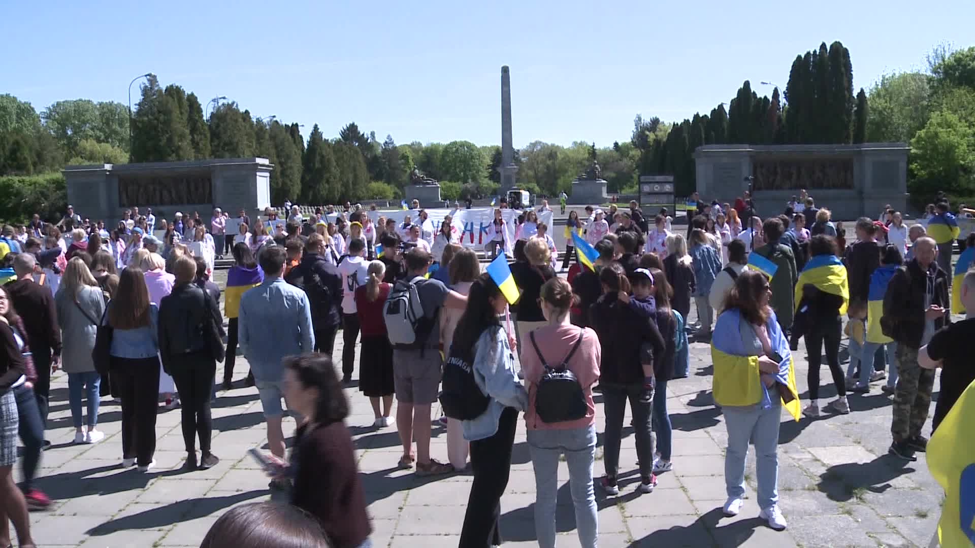 Ukrainians block Russian ambassador path in Warsaw