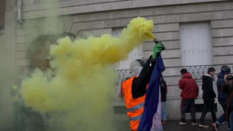 Clashes between police and yellow vests in Paris