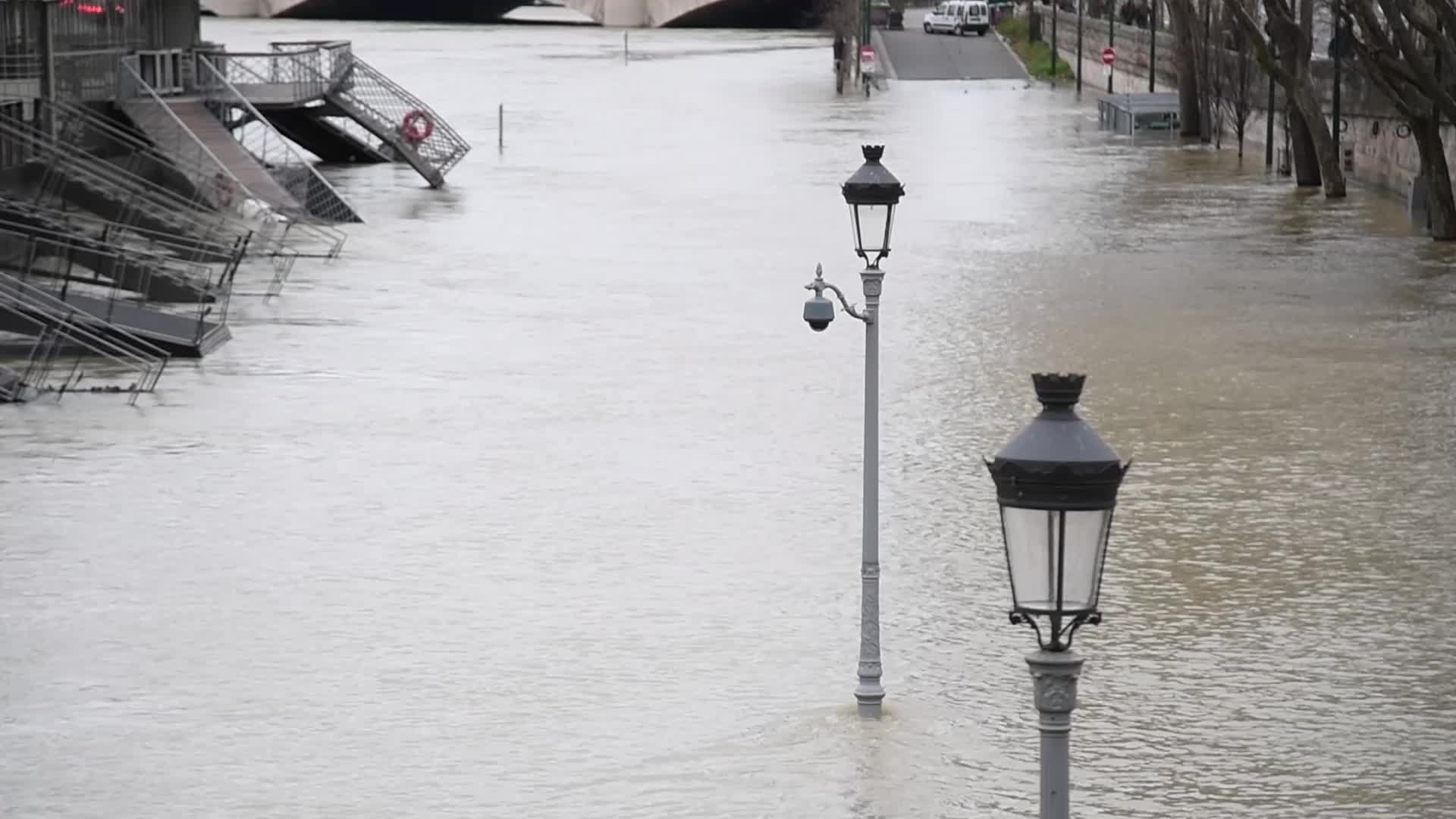 French floods: Seine river reaches peak in flood-hit Paris