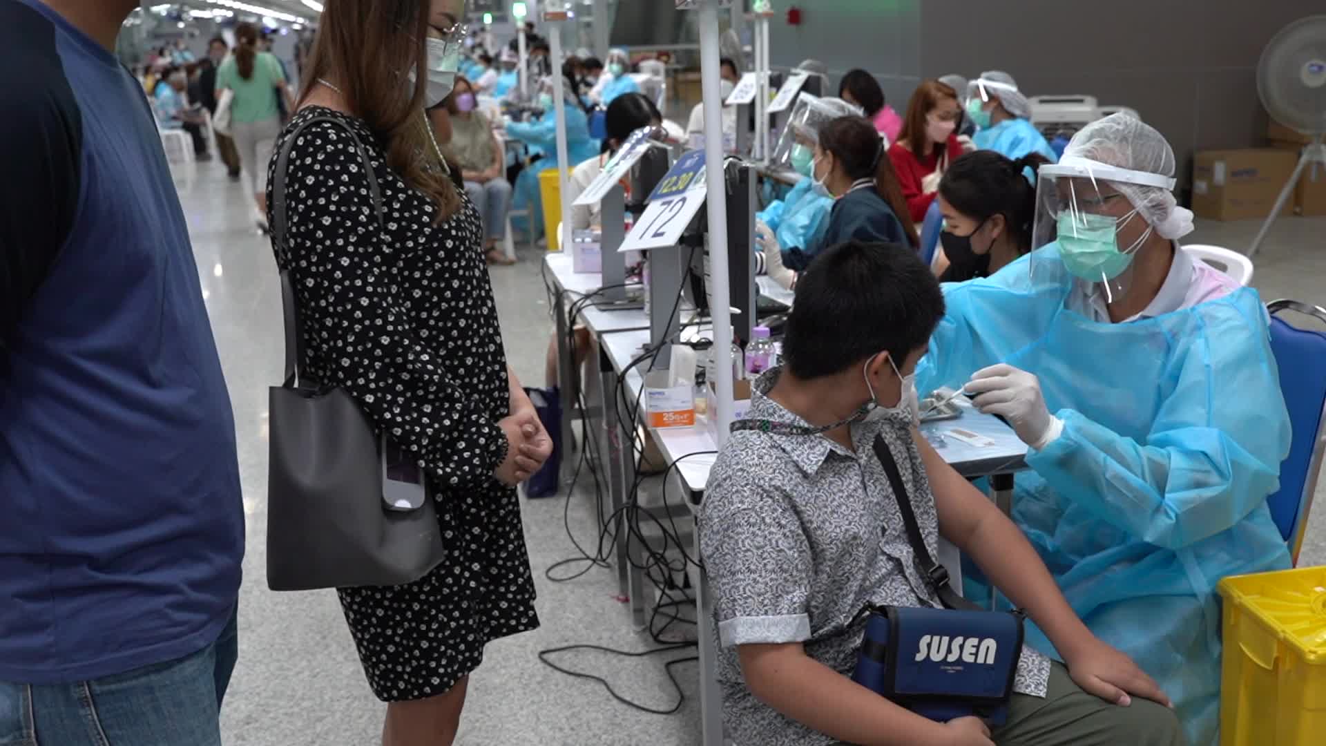Thai student 12 to 18 years old Receive the Vaccination COVID-19 Booster Shot
