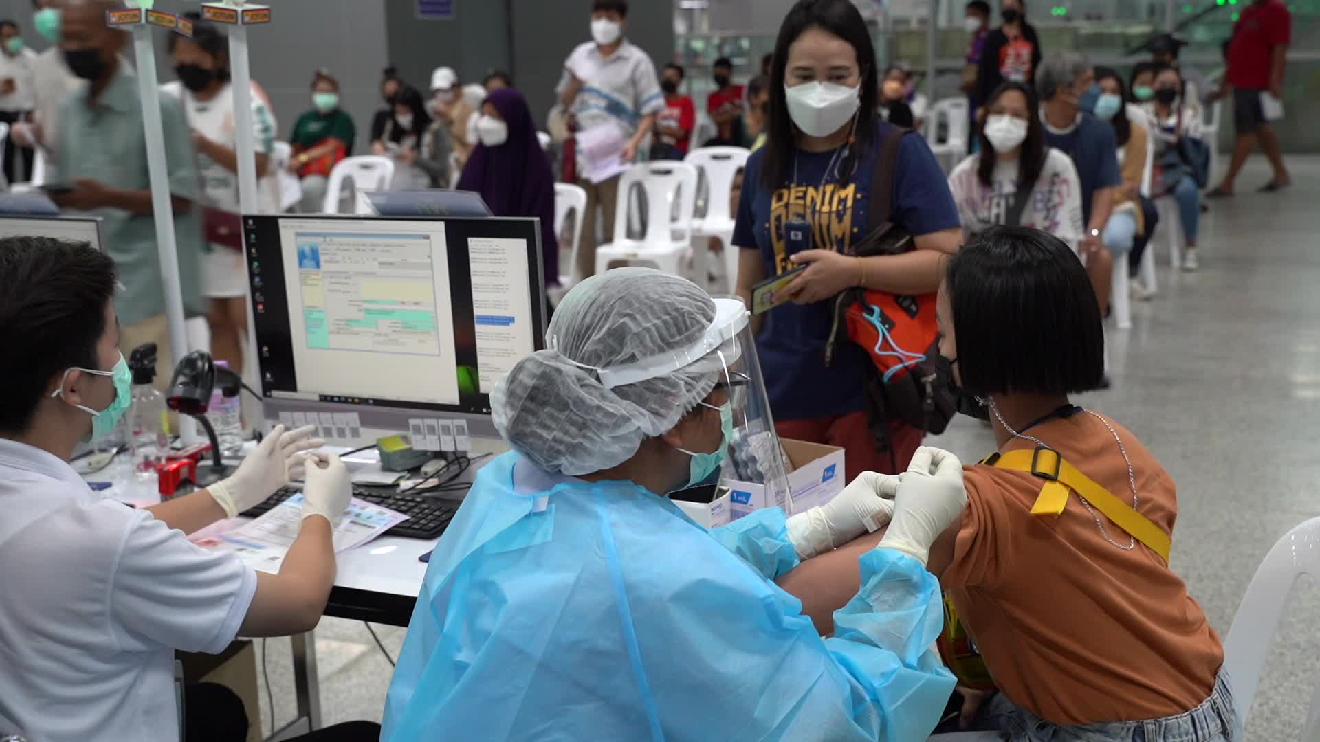 Thai student 12 to 18 years old Receive the Vaccination COVID-19 Booster Shot