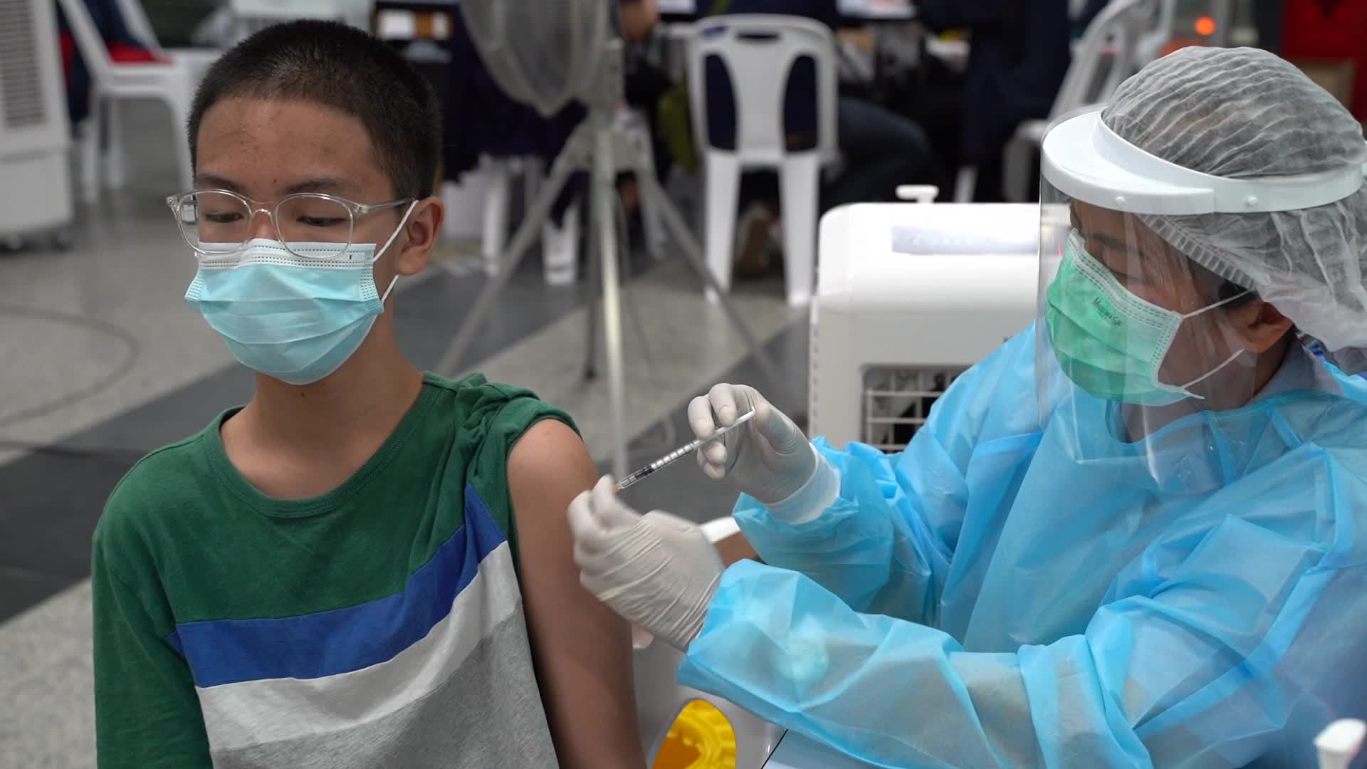 Thai student 12 to 18 years old Receive the Vaccination COVID-19 Booster Shot