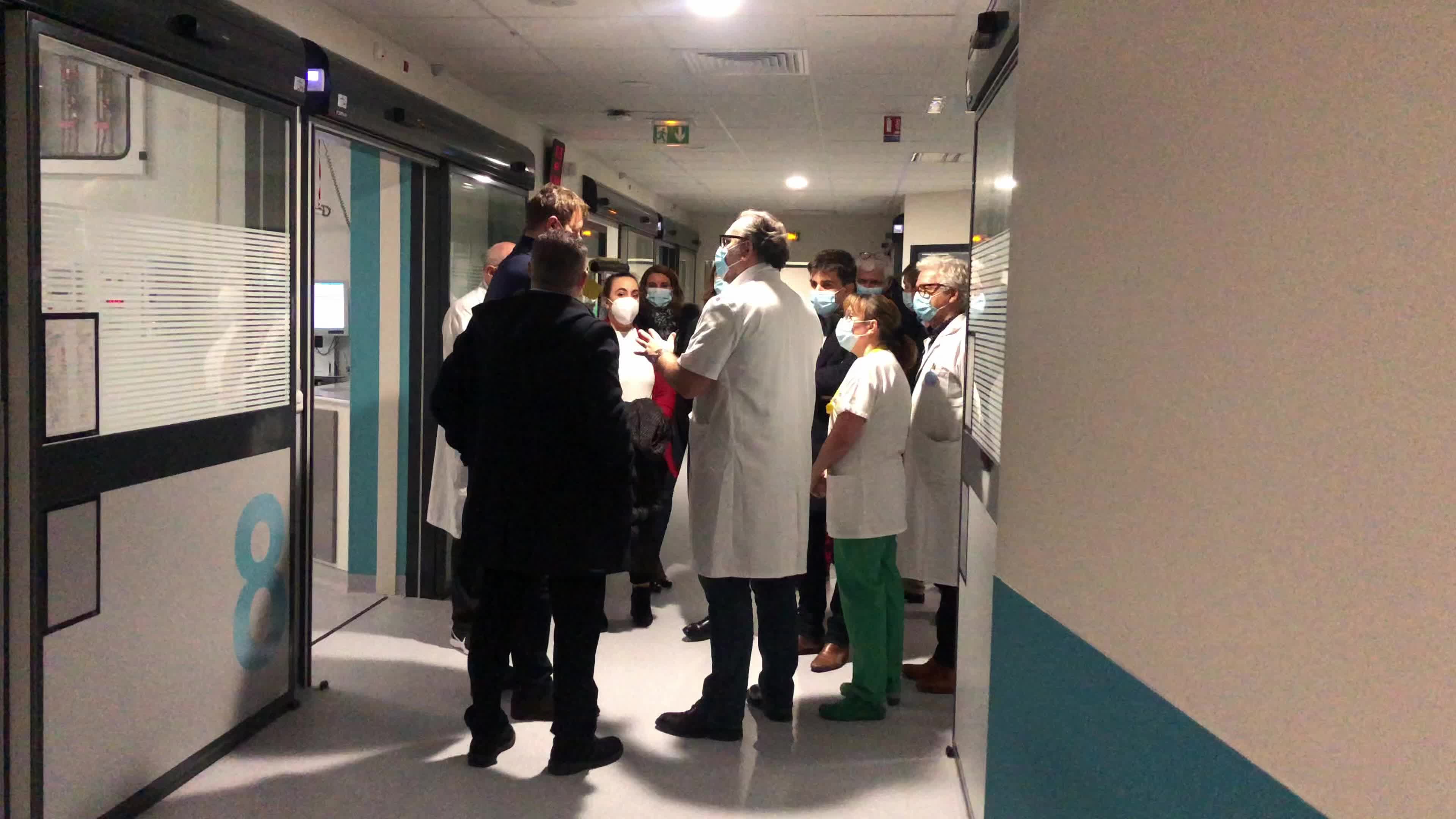 Yannick Jadot visits the intensive care unit in Saint-Denis