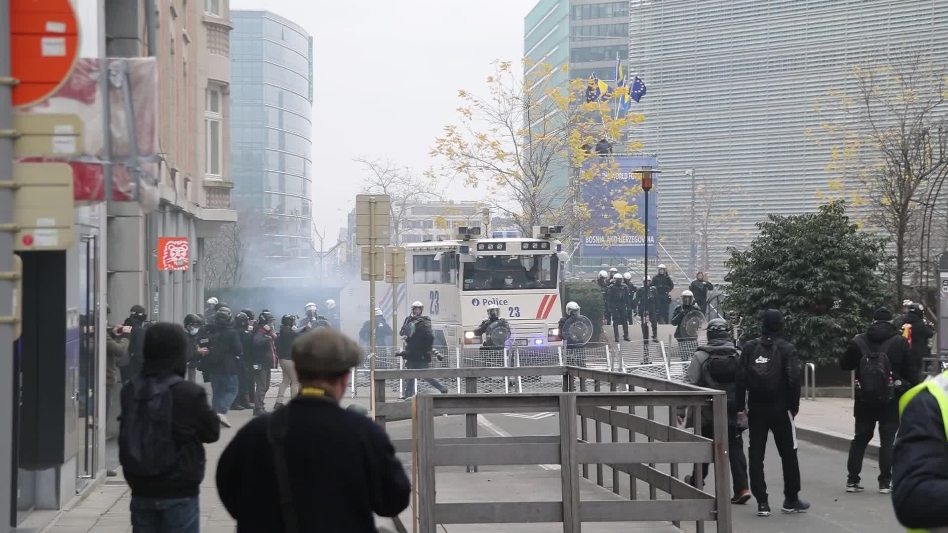 Clashes in Brussels as thousands protest against COVID-19 restrictions