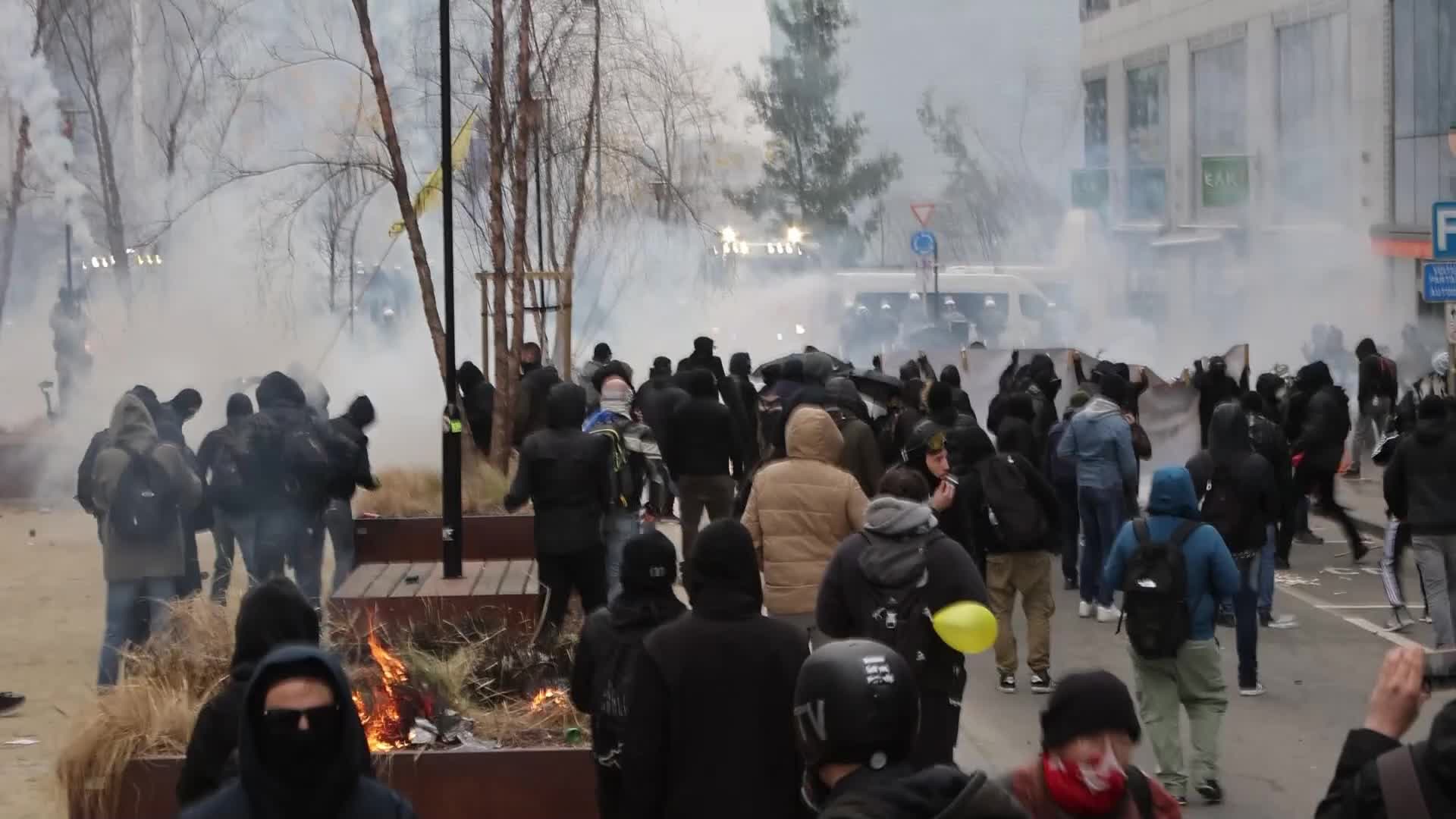 Clashes in Brussels as thousands protest against COVID-19 restrictions