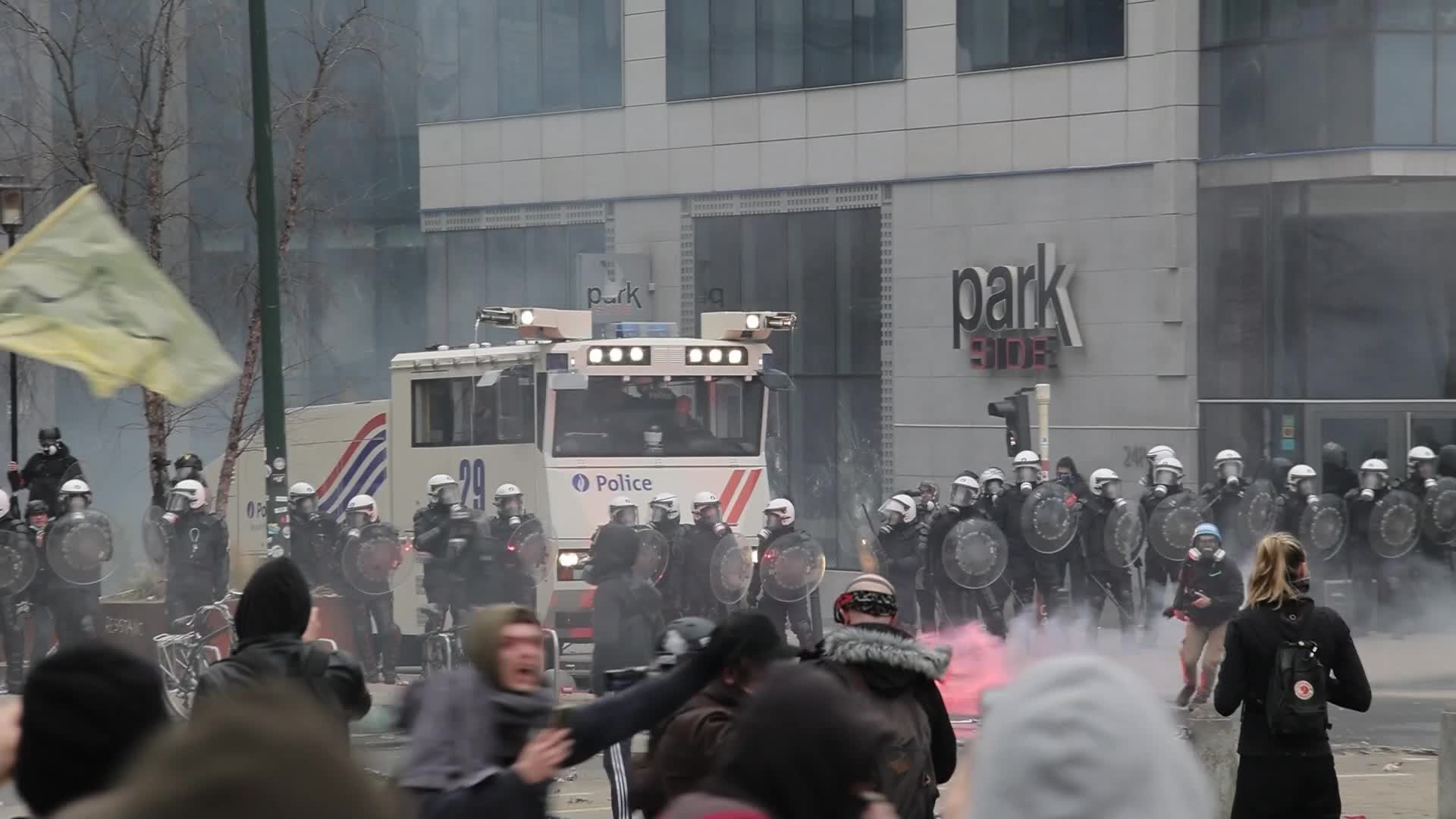 Clashes in Brussels as thousands protest against COVID-19 restrictions