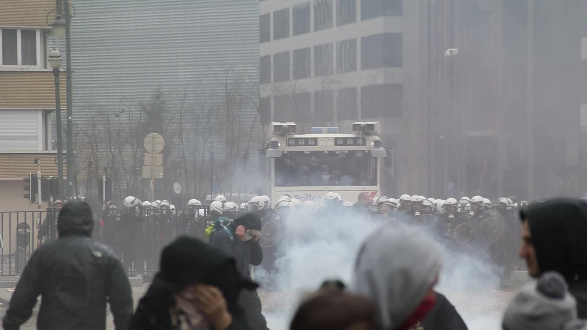 Clashes in Brussels as thousands protest against COVID-19 restrictions