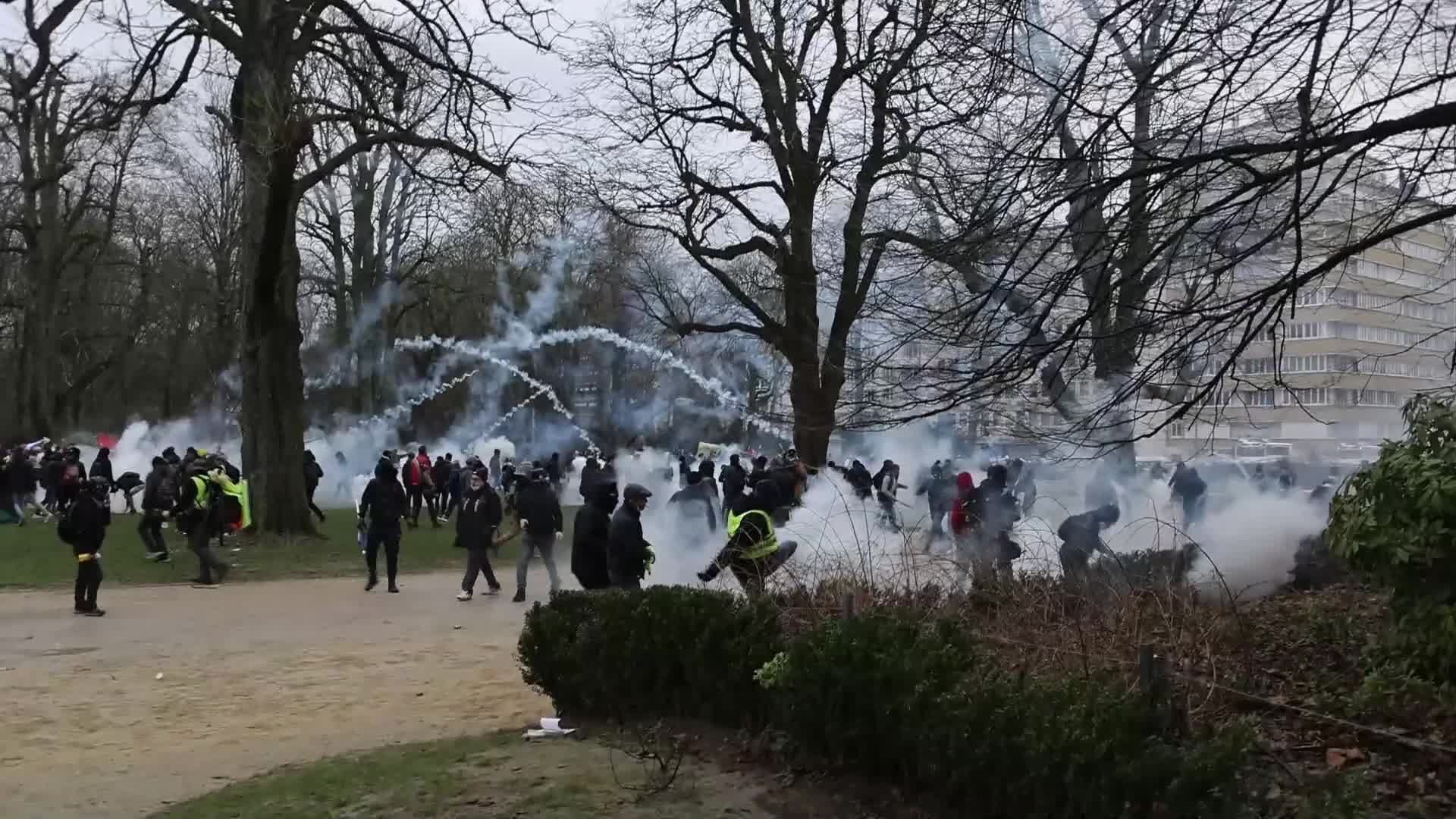 Clashes in Brussels as thousands protest against COVID-19 restrictions