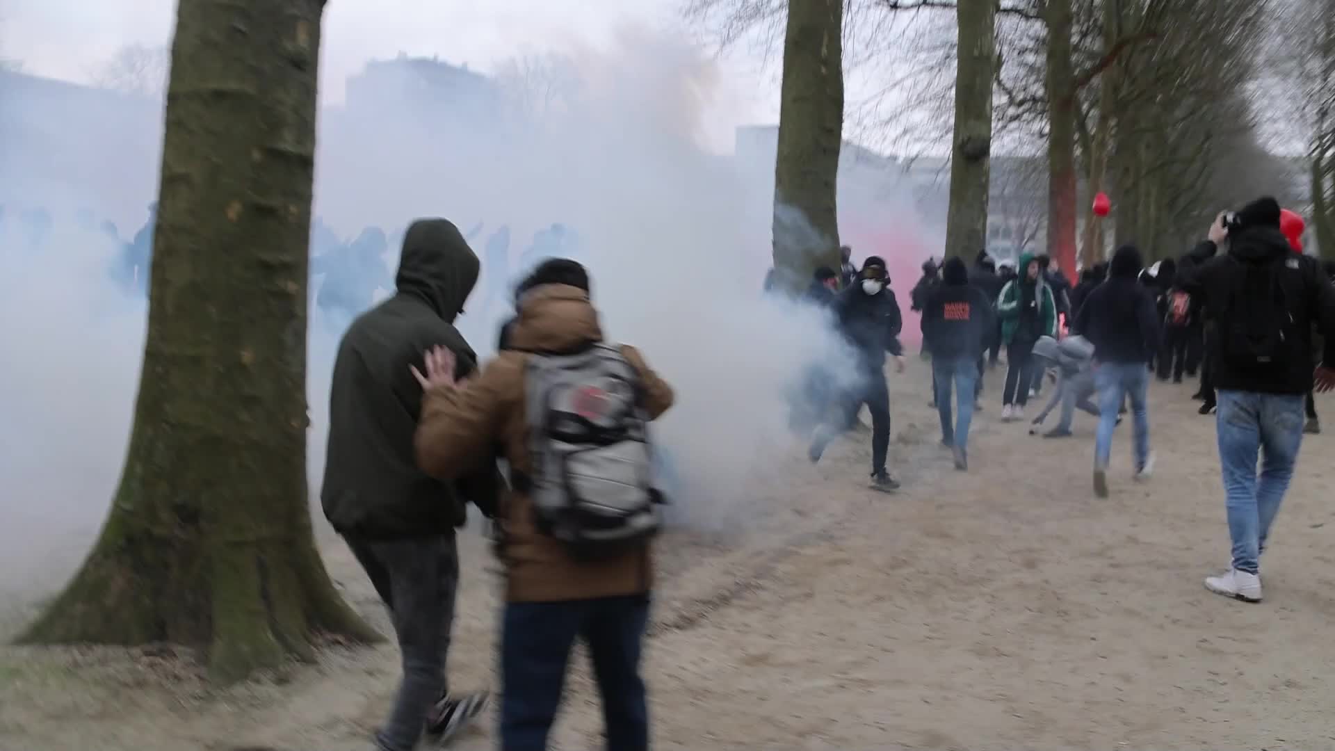 Clashes in Brussels as thousands protest against COVID-19 restrictions