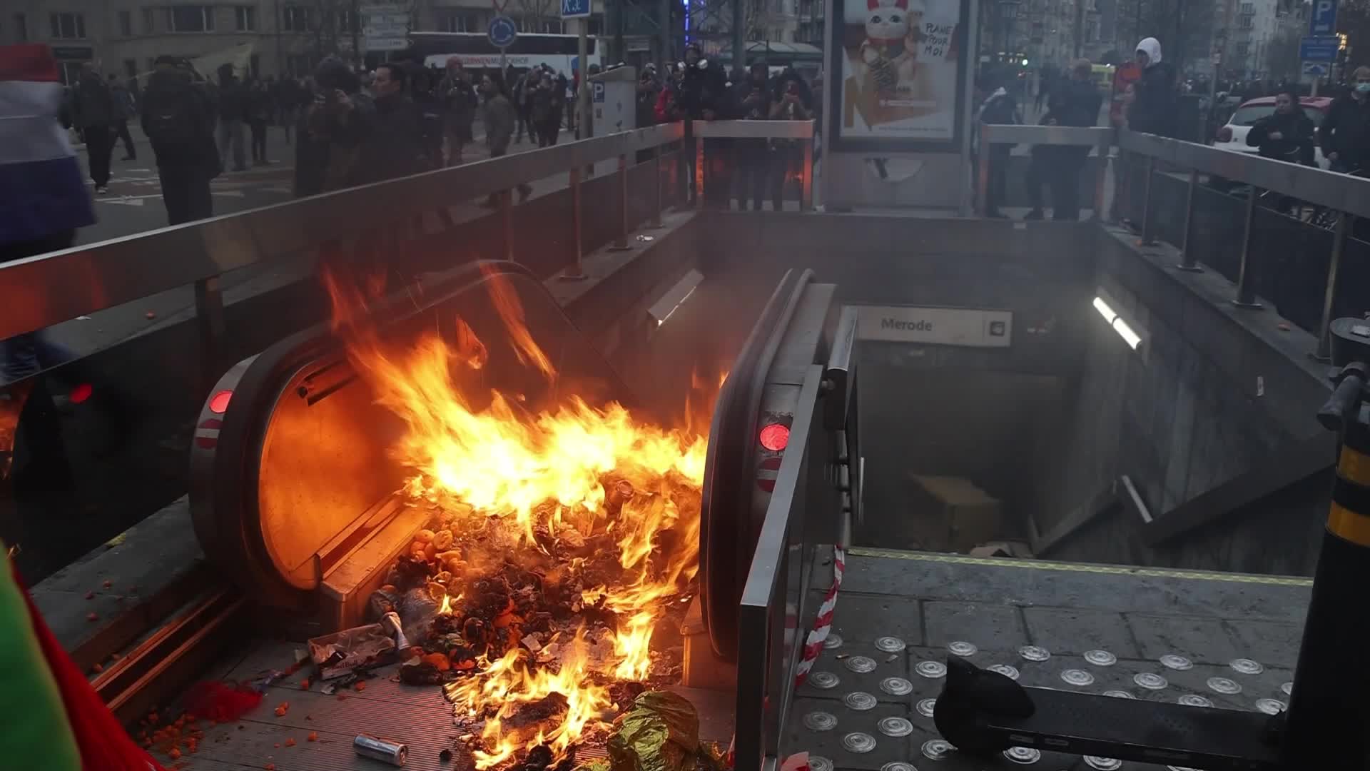 Clashes in Brussels as thousands protest against COVID-19 restrictions
