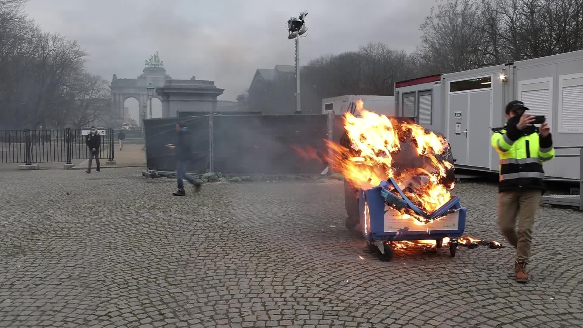 Clashes in Brussels as thousands protest against COVID-19 restrictions