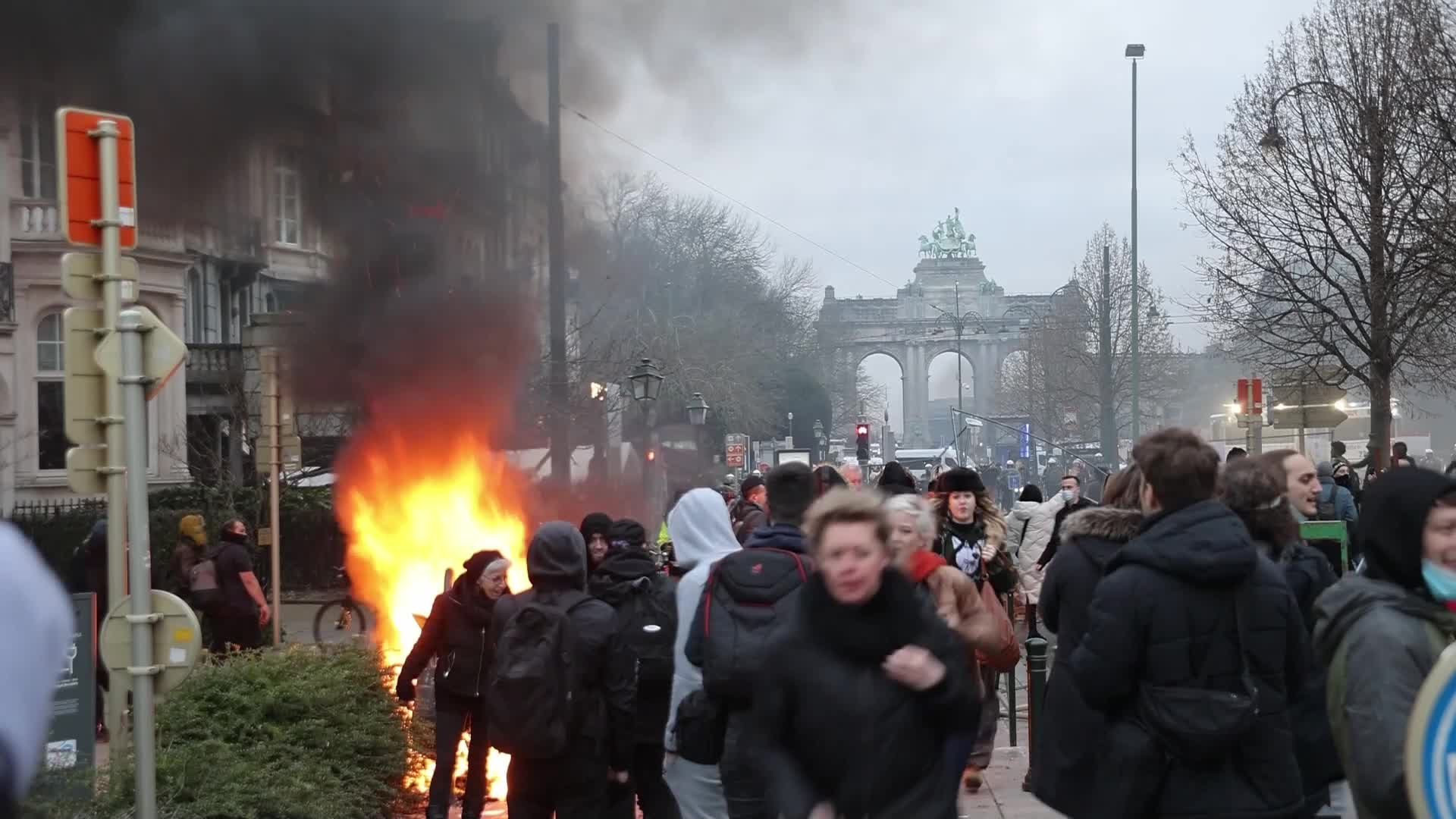 Clashes in Brussels as thousands protest against COVID-19 restrictions