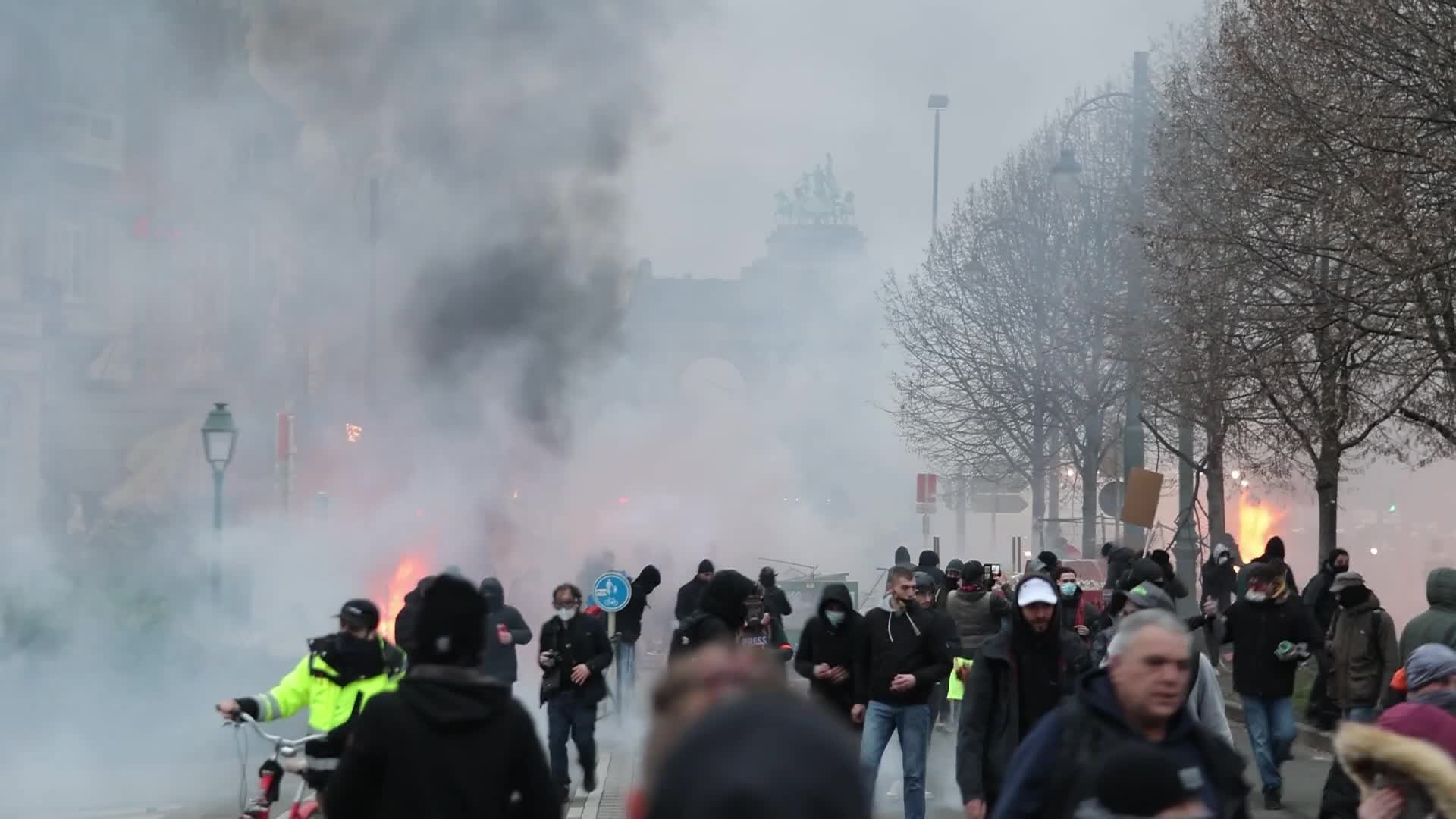 Clashes in Brussels as thousands protest against COVID-19 restrictions