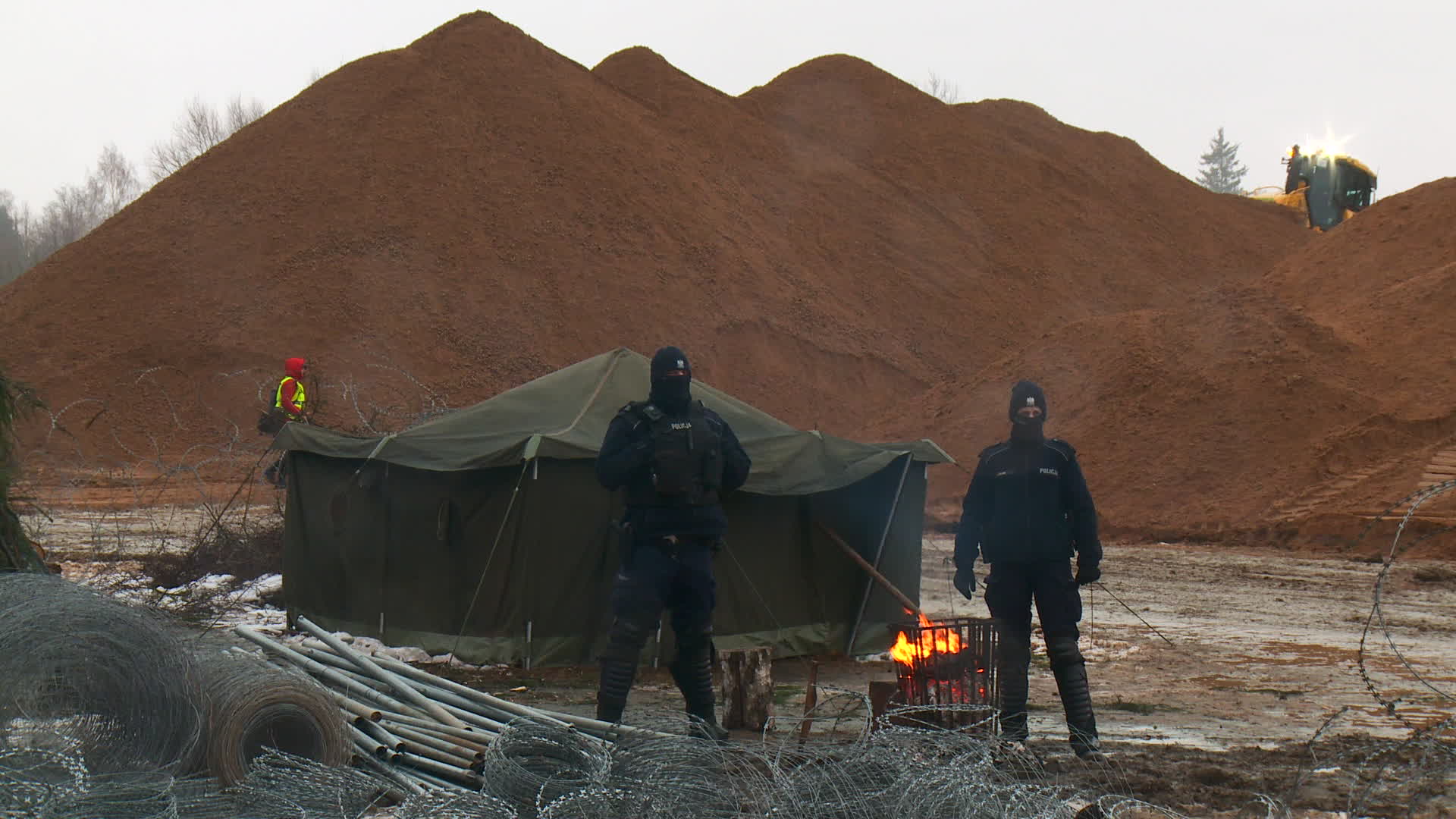 Poland builds wall on border with Belarus