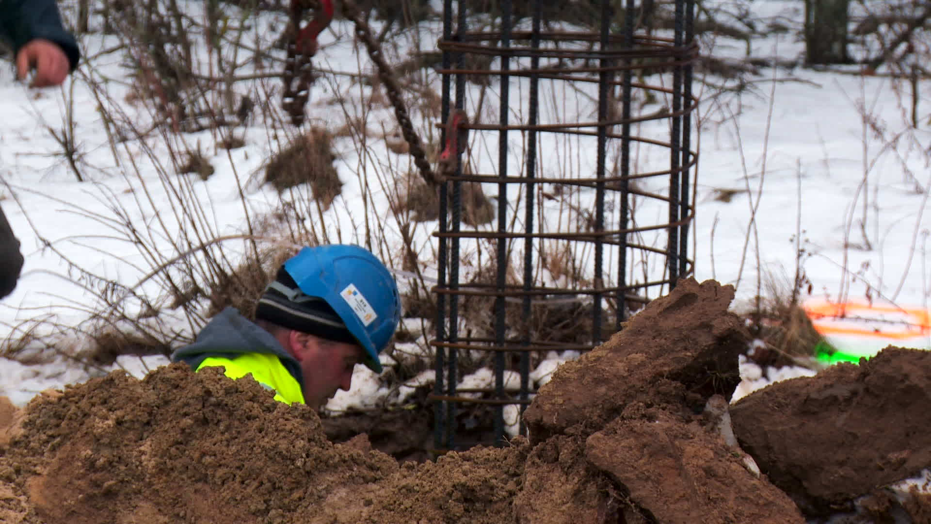 Poland builds wall on border with Belarus