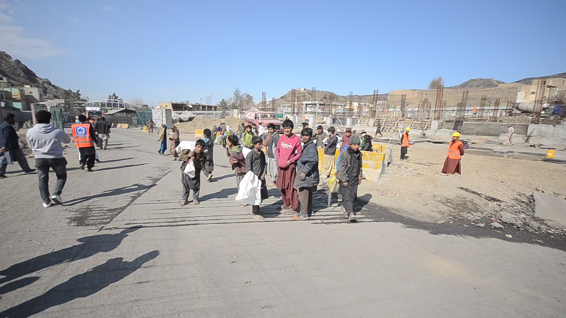 Pakistani Al-Khidmat Charity Ships 31 Trucks of Foodstuff to Afghanistan