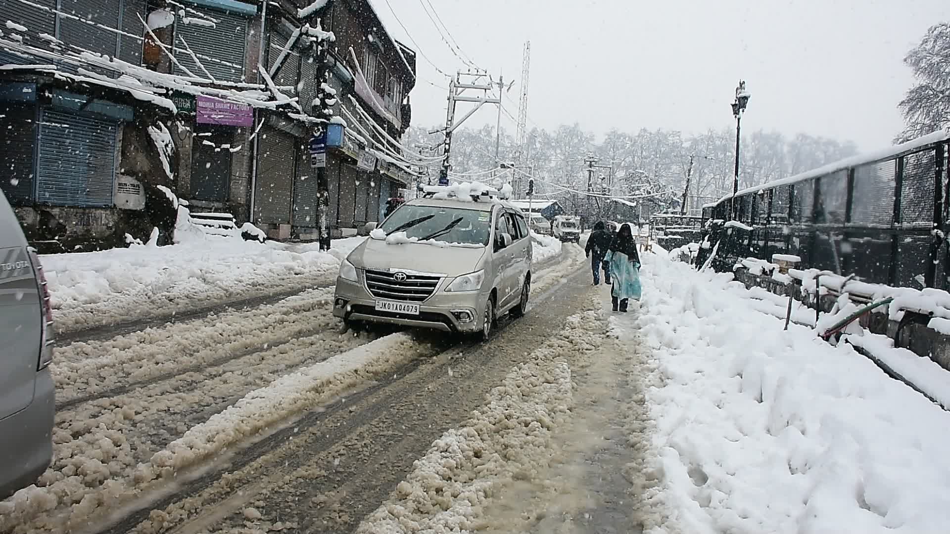 Heavy Snowfall In Kashmir