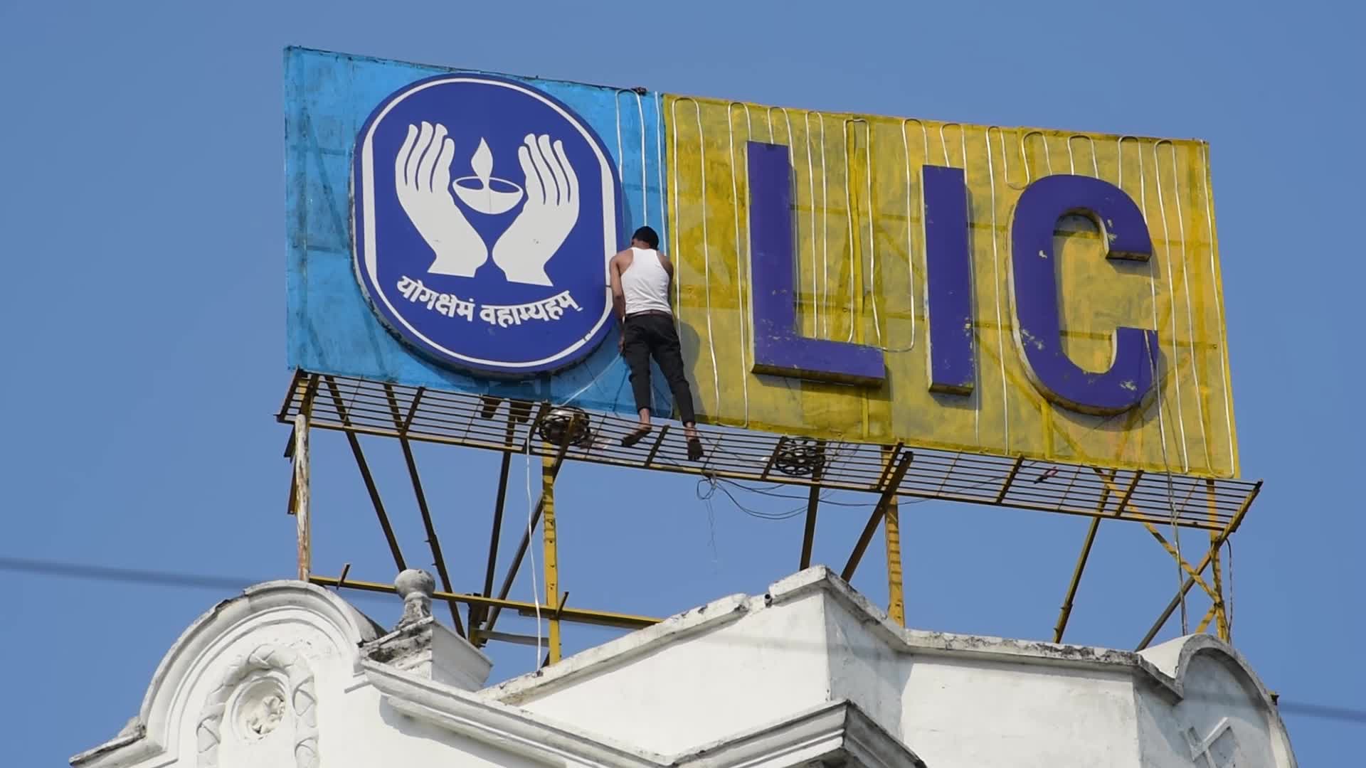 LIC IPO set to be delayed to next fiscal year