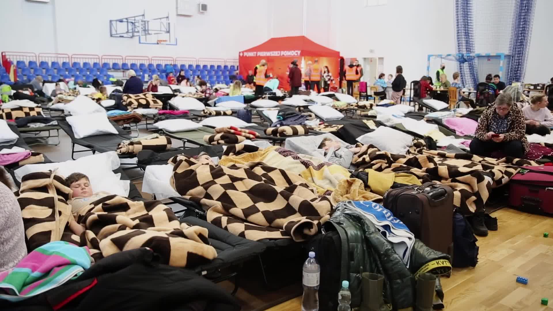 Thousands escape Ukraine for Poland