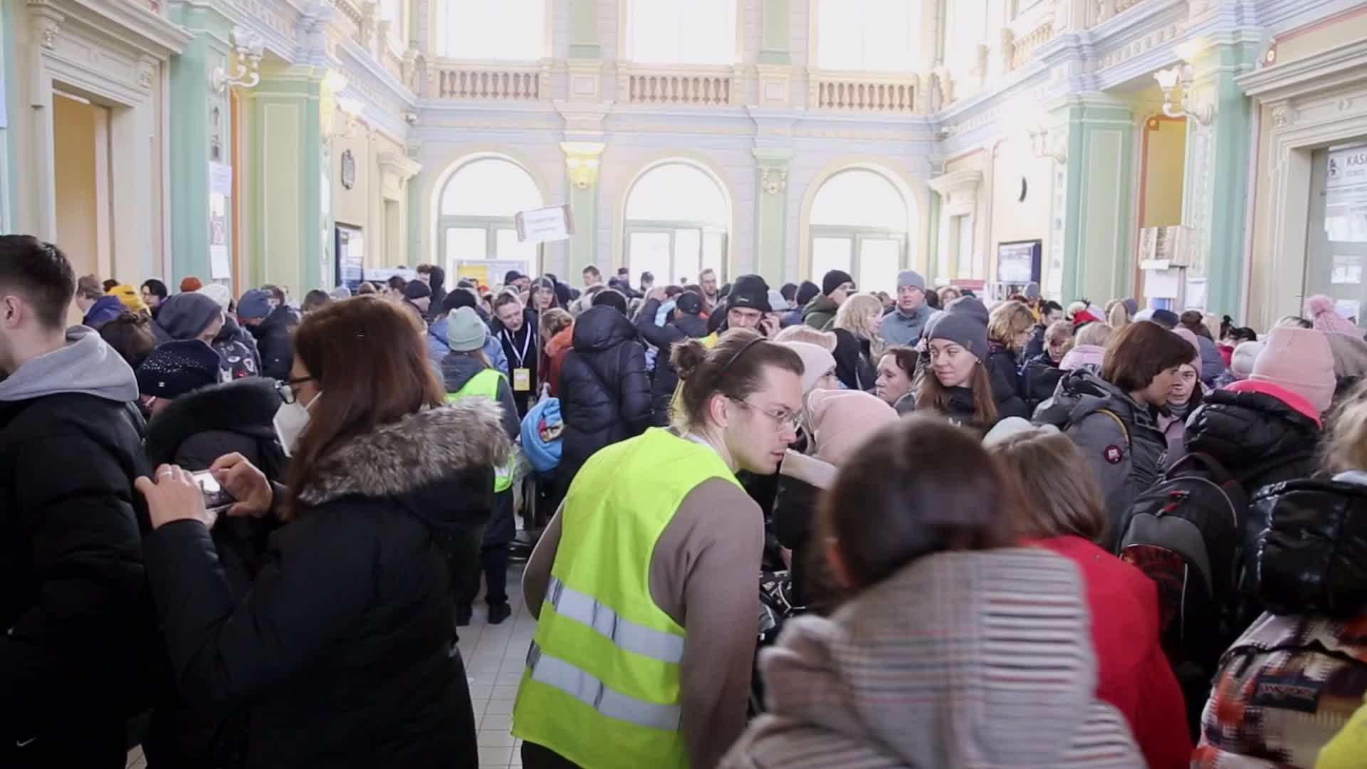 Thousands escape Ukraine for Poland
