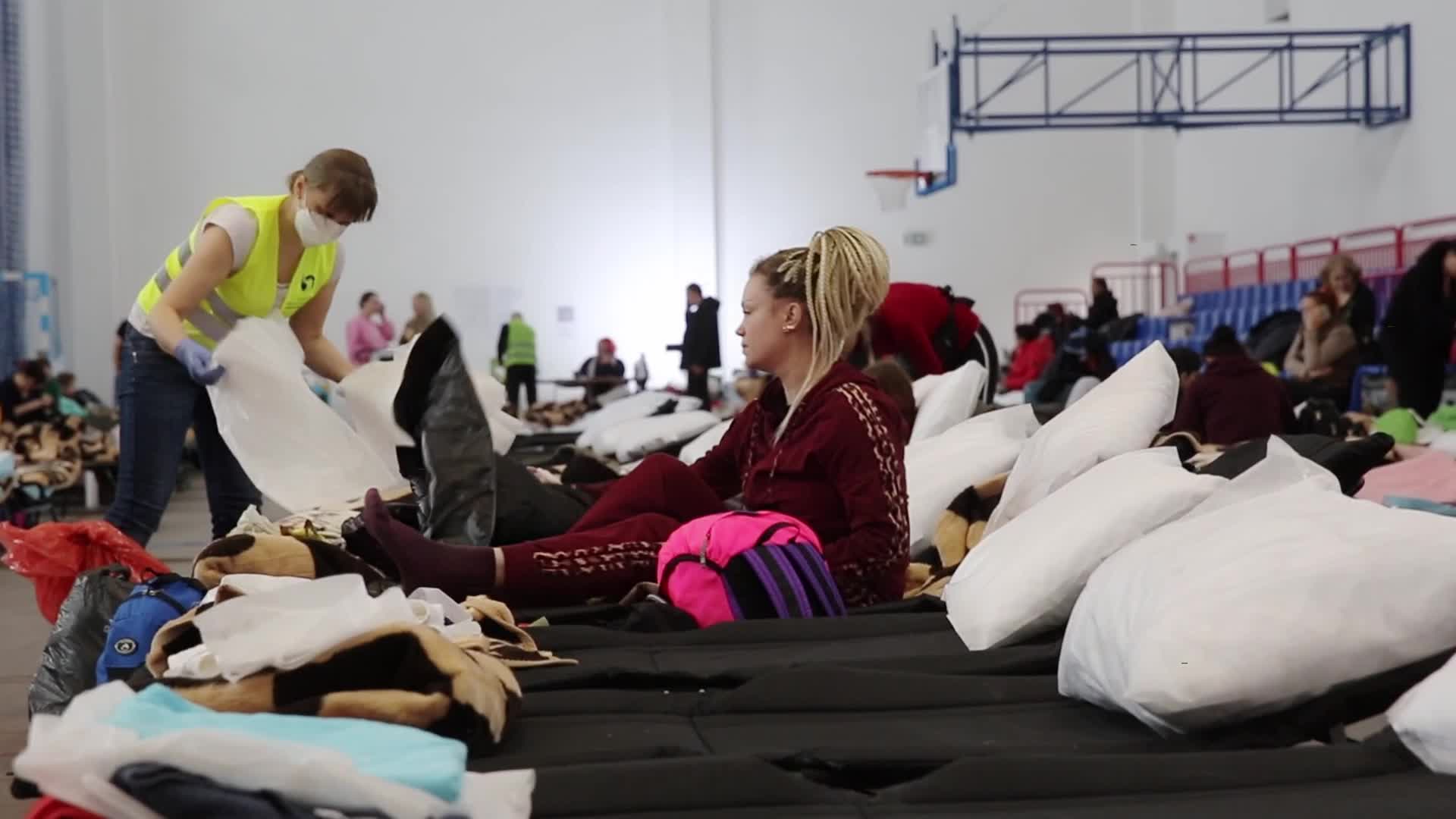 Thousands escape Ukraine for Poland