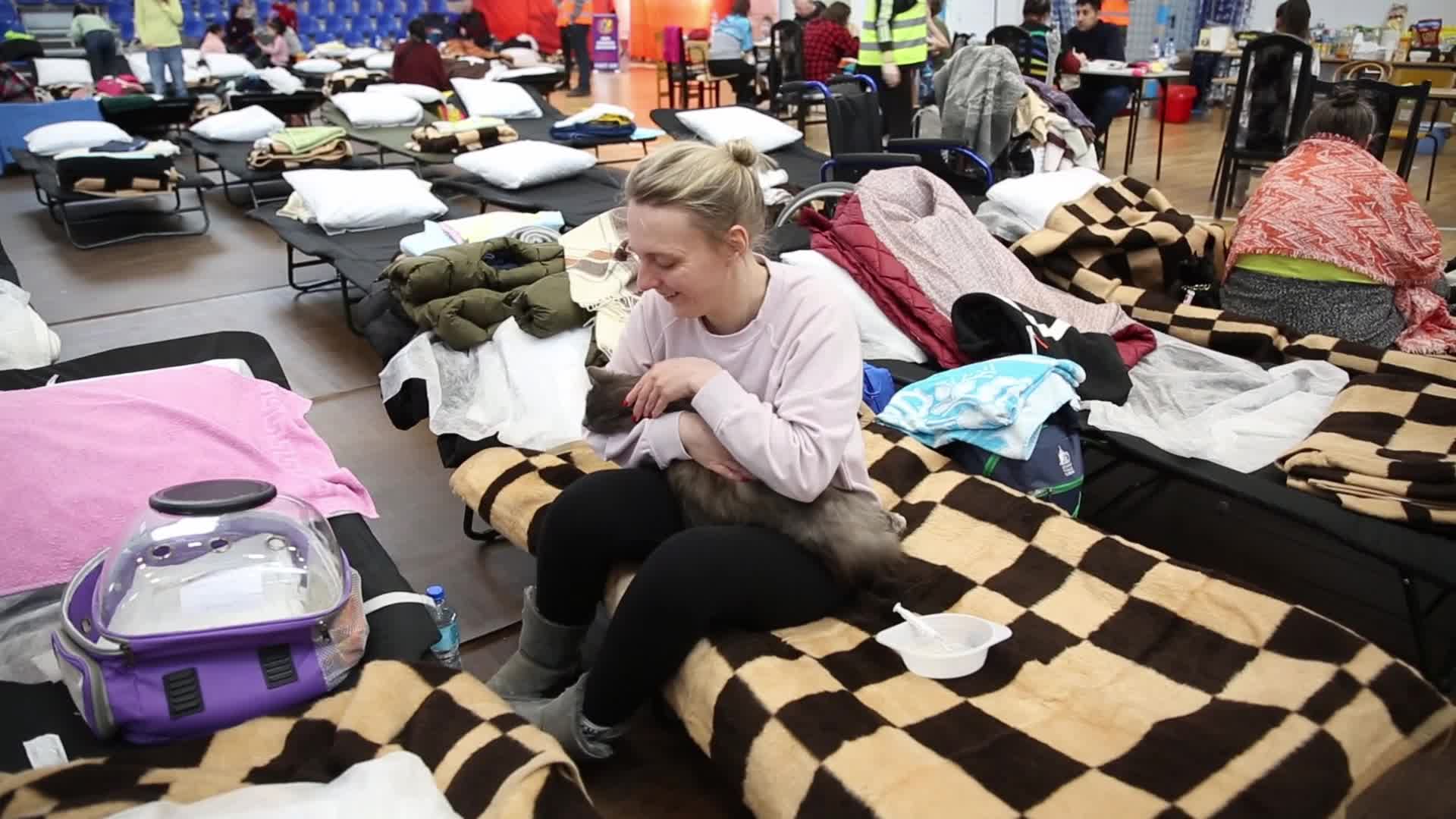 Thousands escape Ukraine for Poland