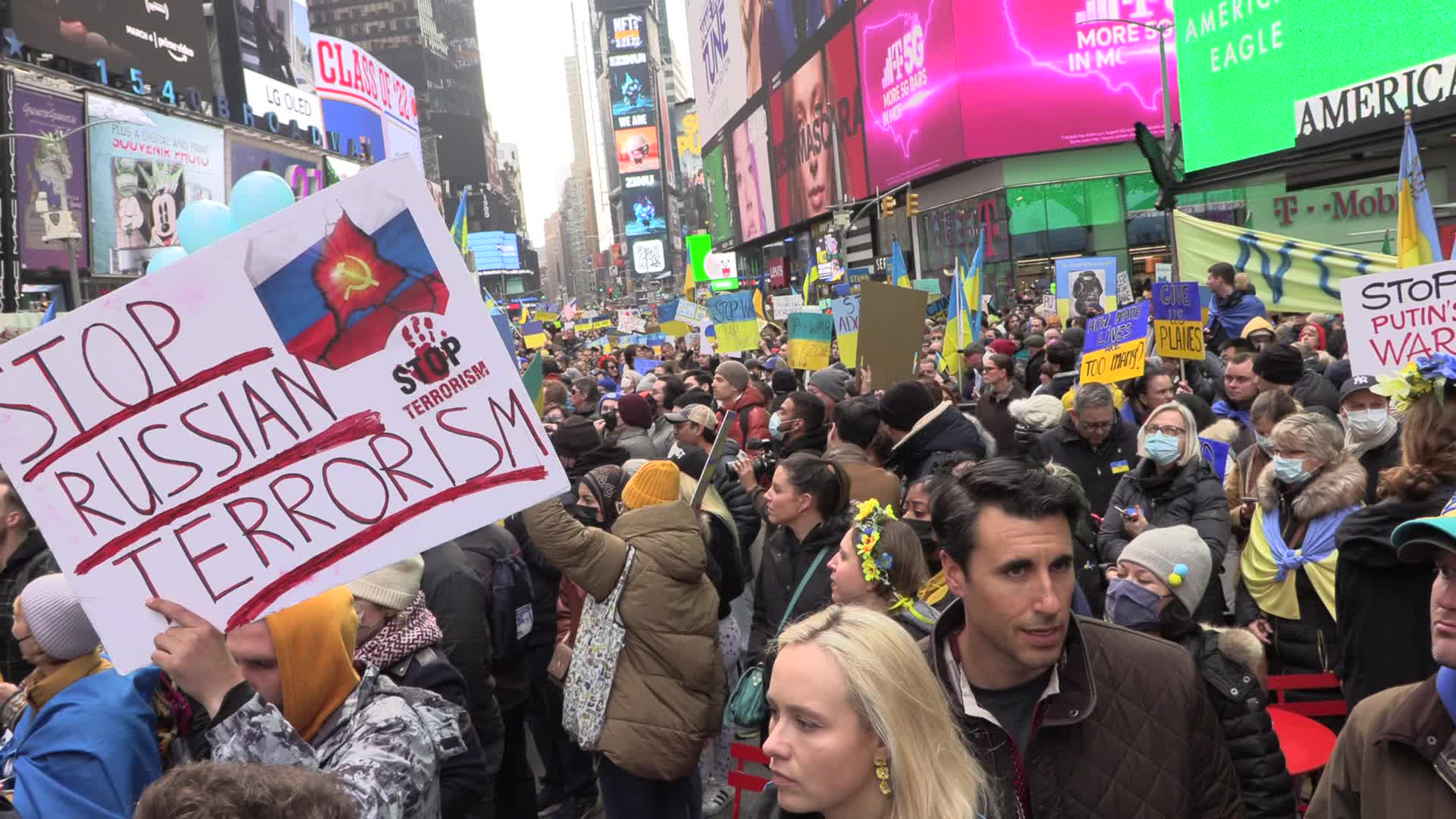 NYC: Ukrainian-Americans Flood Times Square calling for NATO to Implement No-Fly Zone