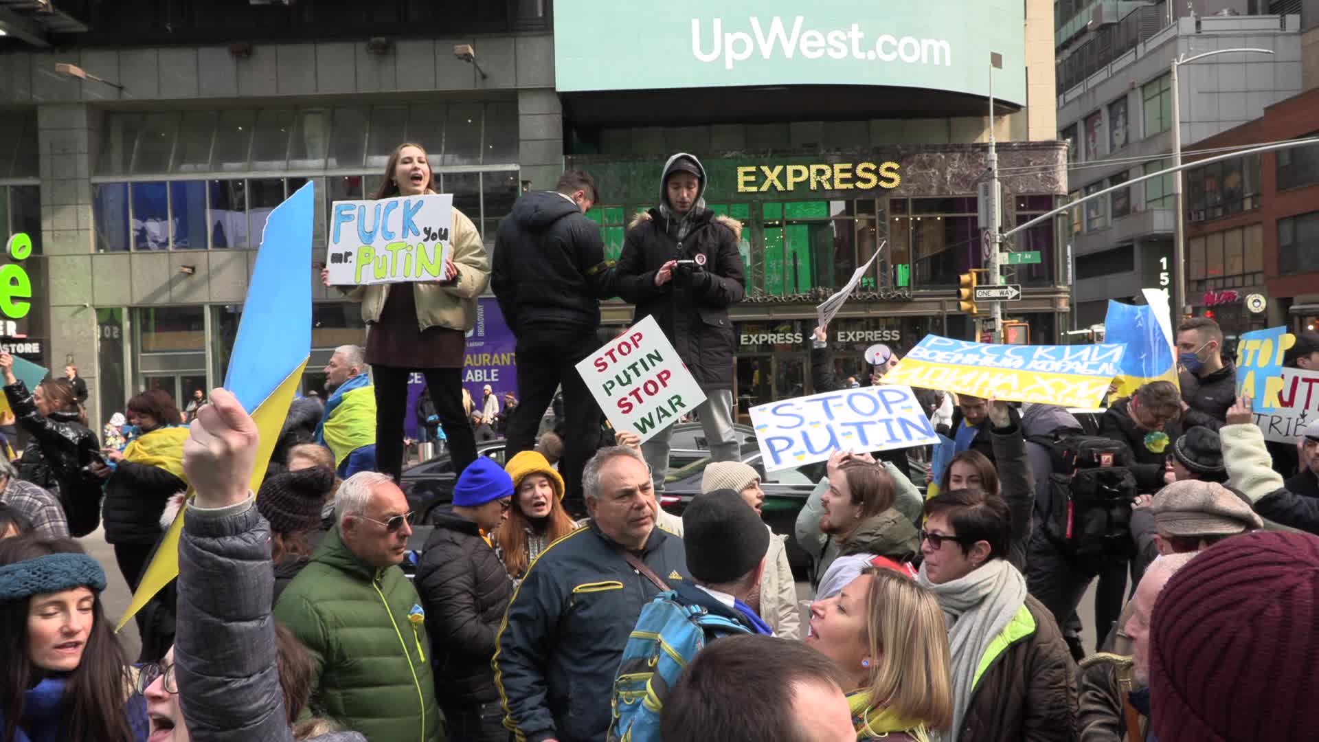 NYC: Ukrainian-Americans Flood Times Square calling for NATO to Implement No-Fly Zone