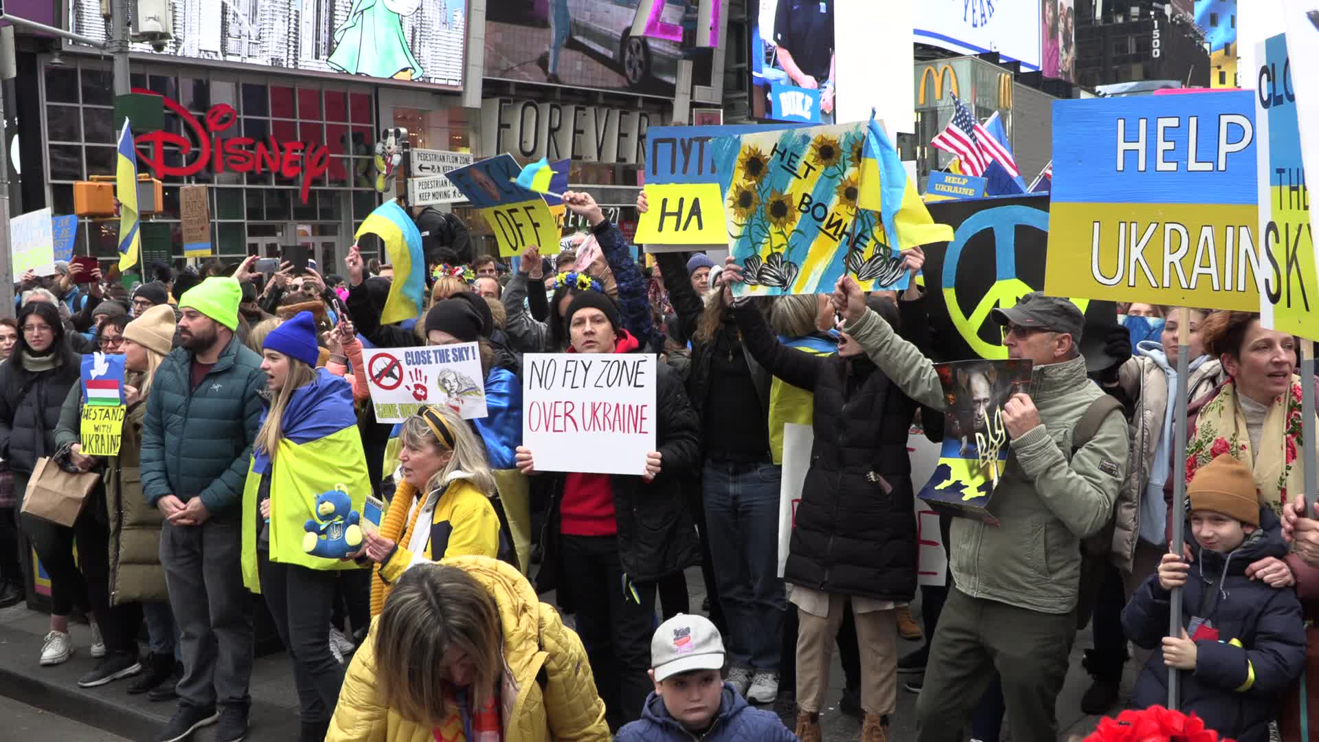 NYC: Ukrainian-Americans Flood Times Square calling for NATO to Implement No-Fly Zone
