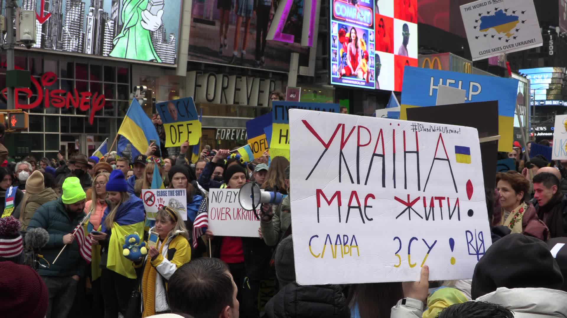 NYC: Ukrainian-Americans Flood Times Square calling for NATO to Implement No-Fly Zone