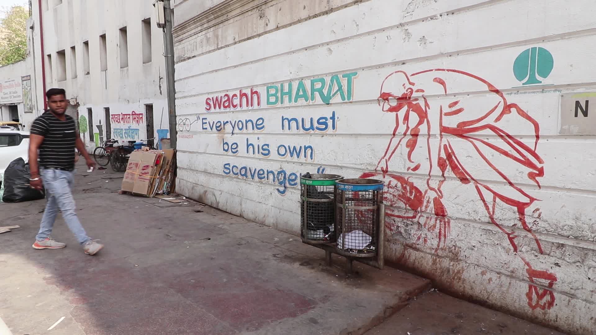 Graffitis of Swatchh Bharat displayed at walls of Connaught Place 