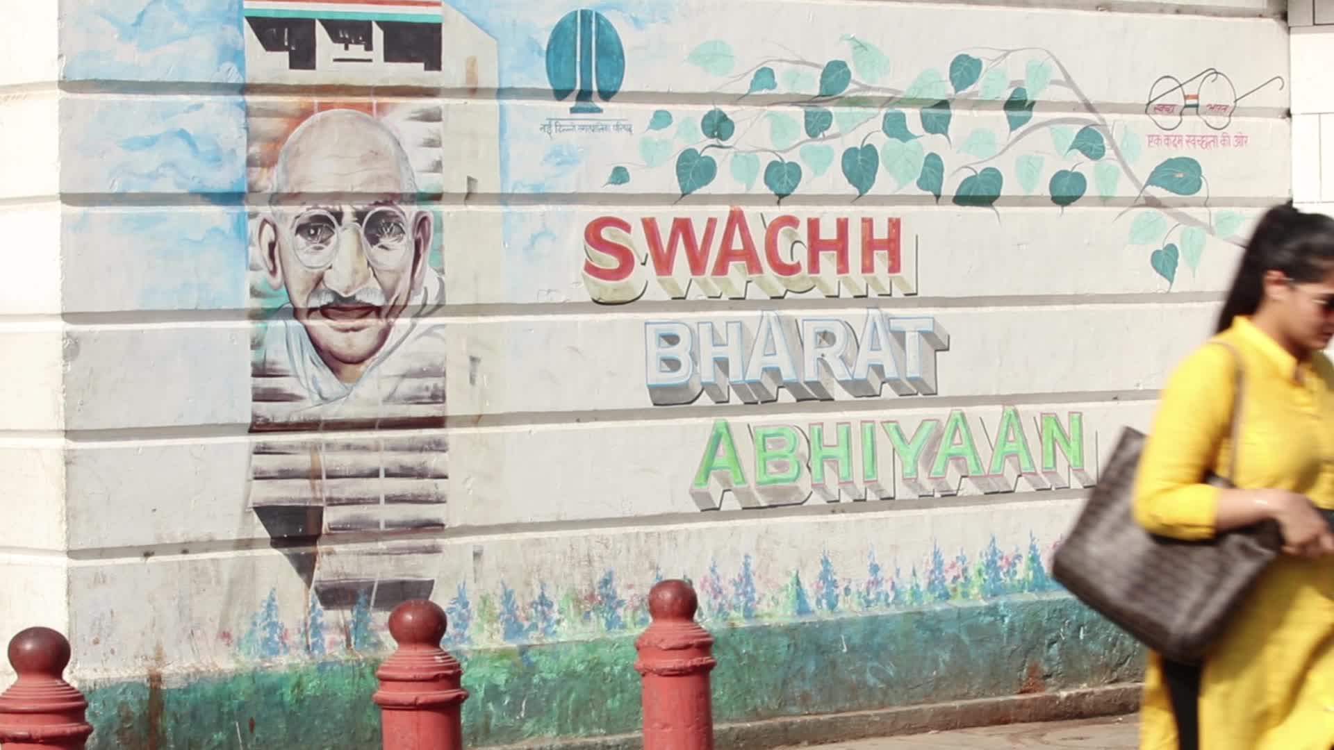 Graffitis of Swatchh Bharat displayed at walls of Connaught Place 