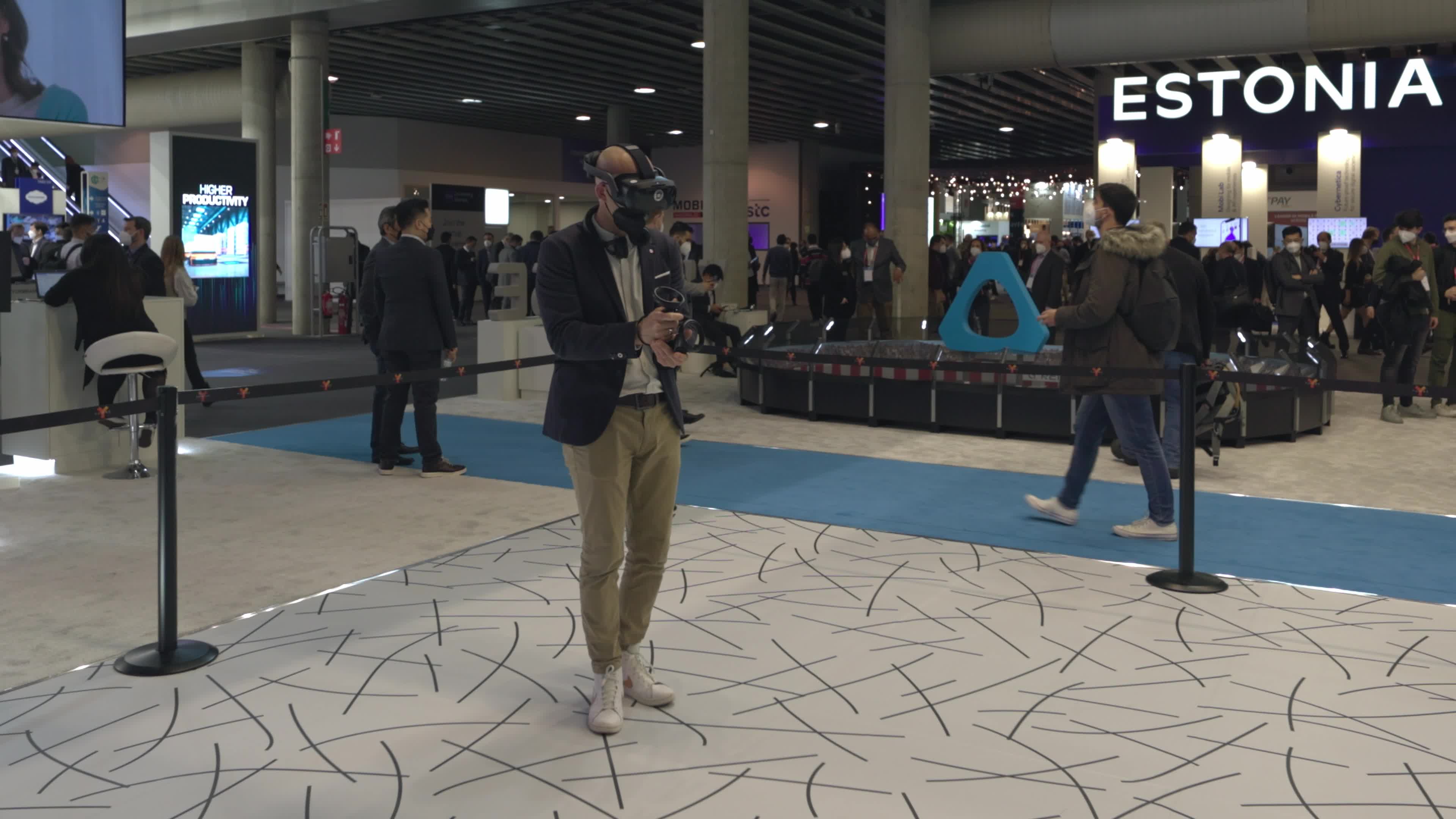 A congress attendant playing with the HTV Vive Focus 3