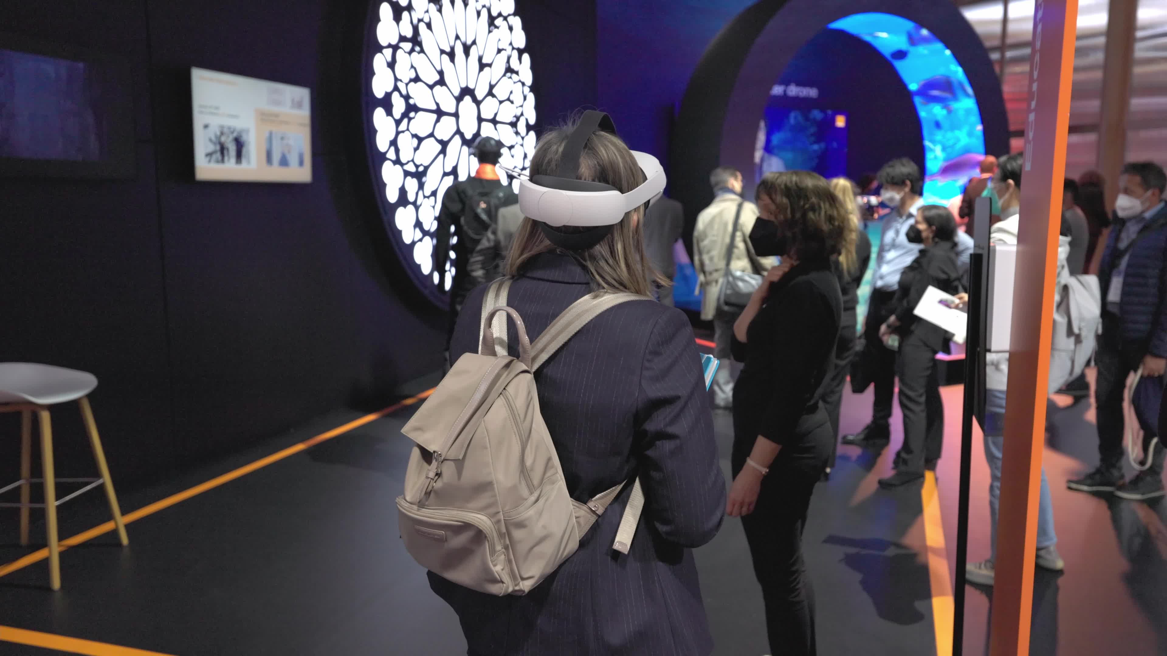 A congress attendant trying virtual reality