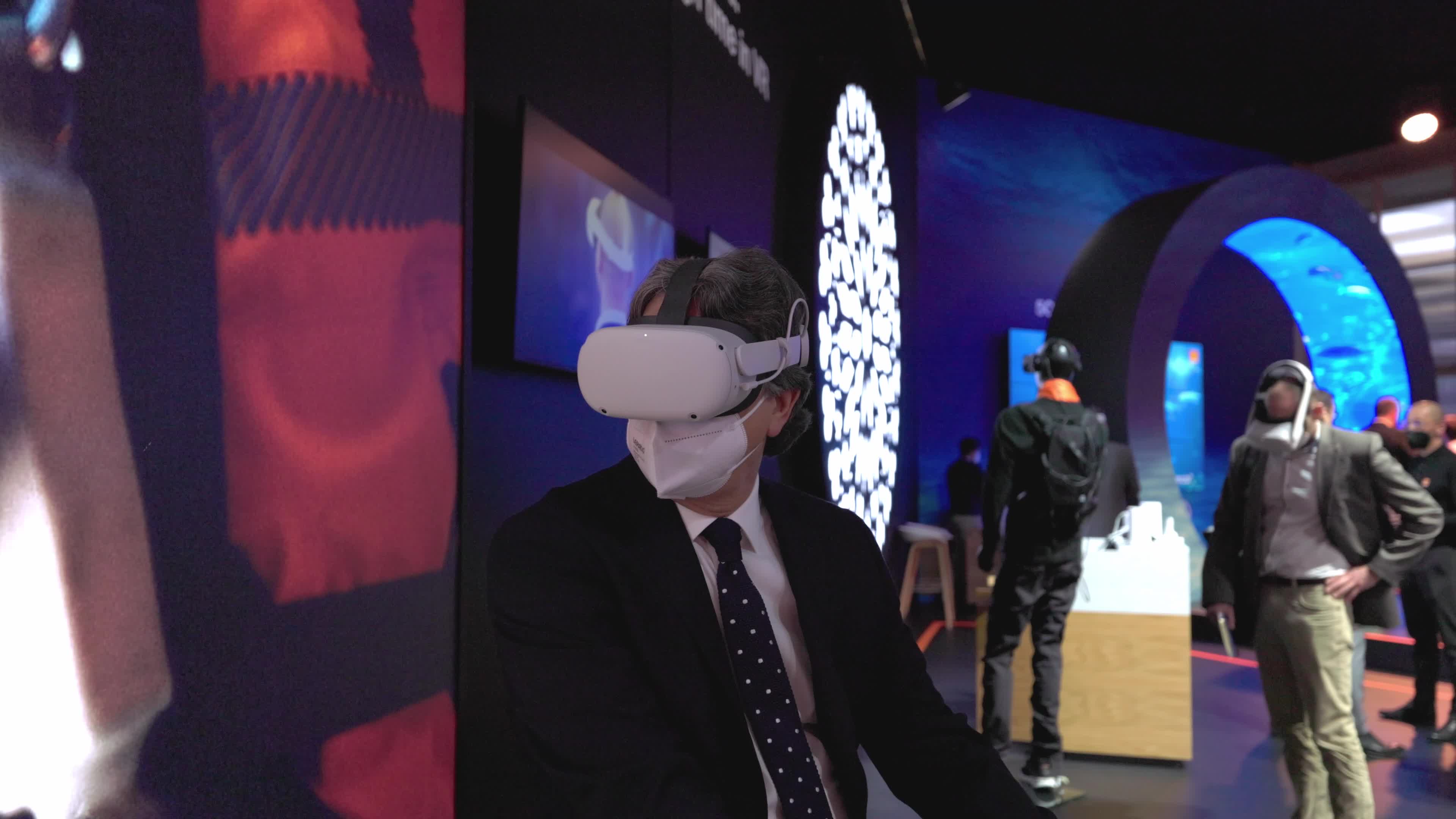 A congress attendant trying virtual reality