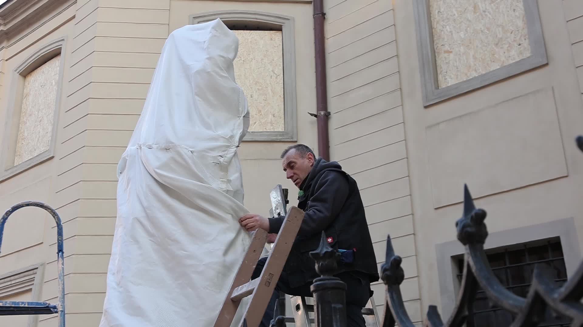 Statues and latin church protection in Lviv amid Russian invasion