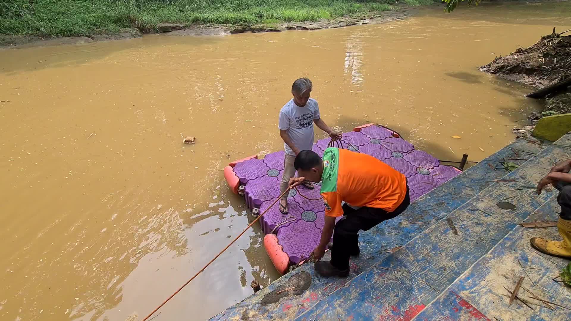Environmental lovers group clean rivers