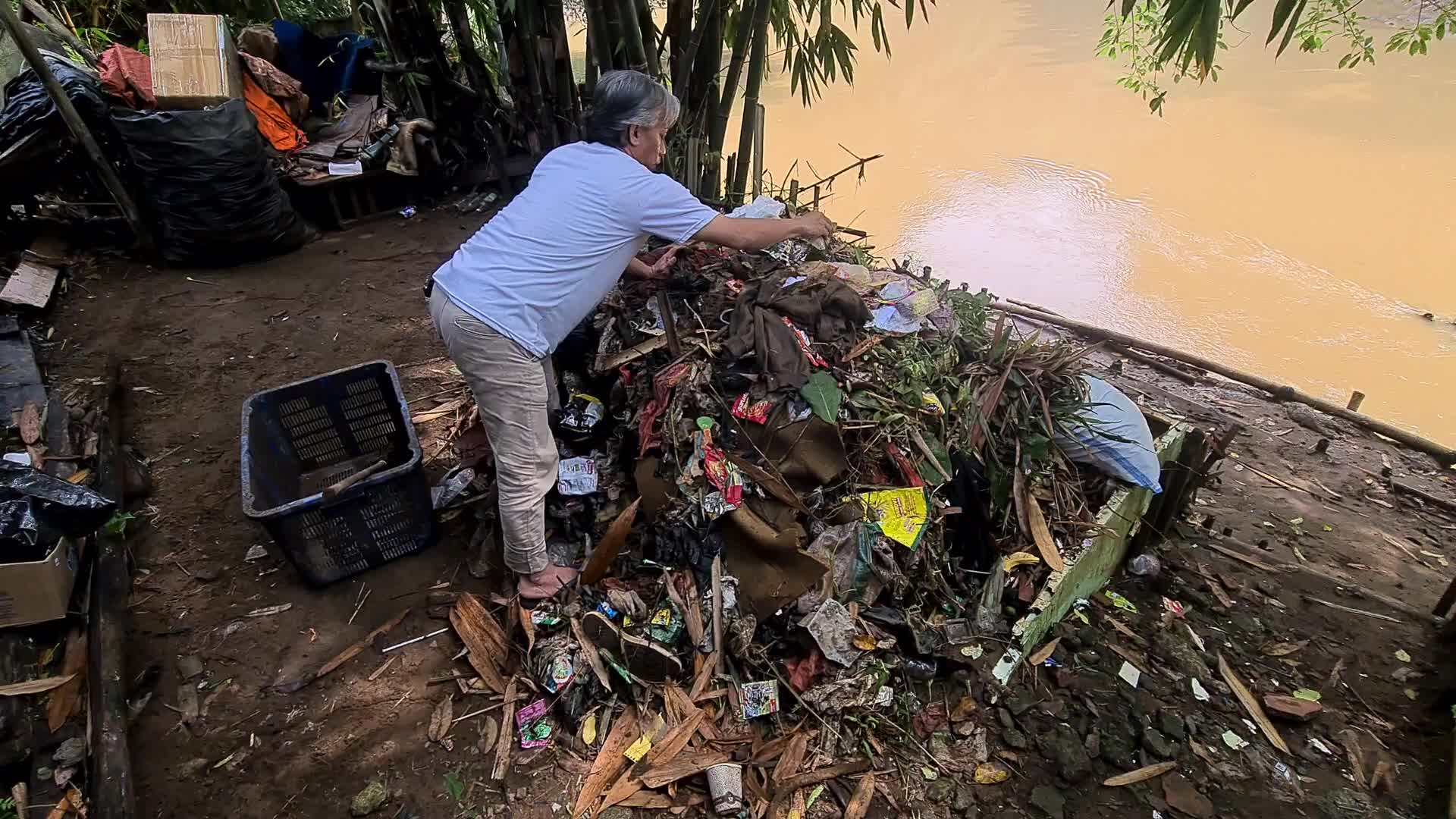 Environmental lovers group clean rivers