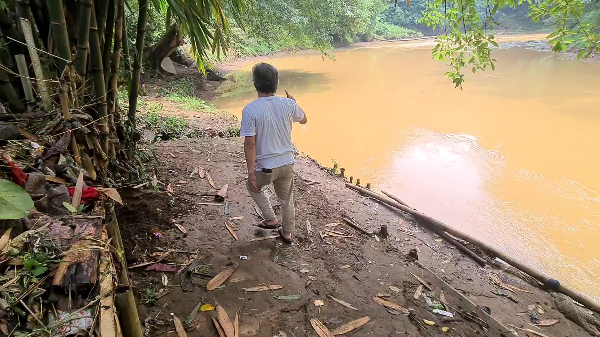 Environmental lovers group clean rivers