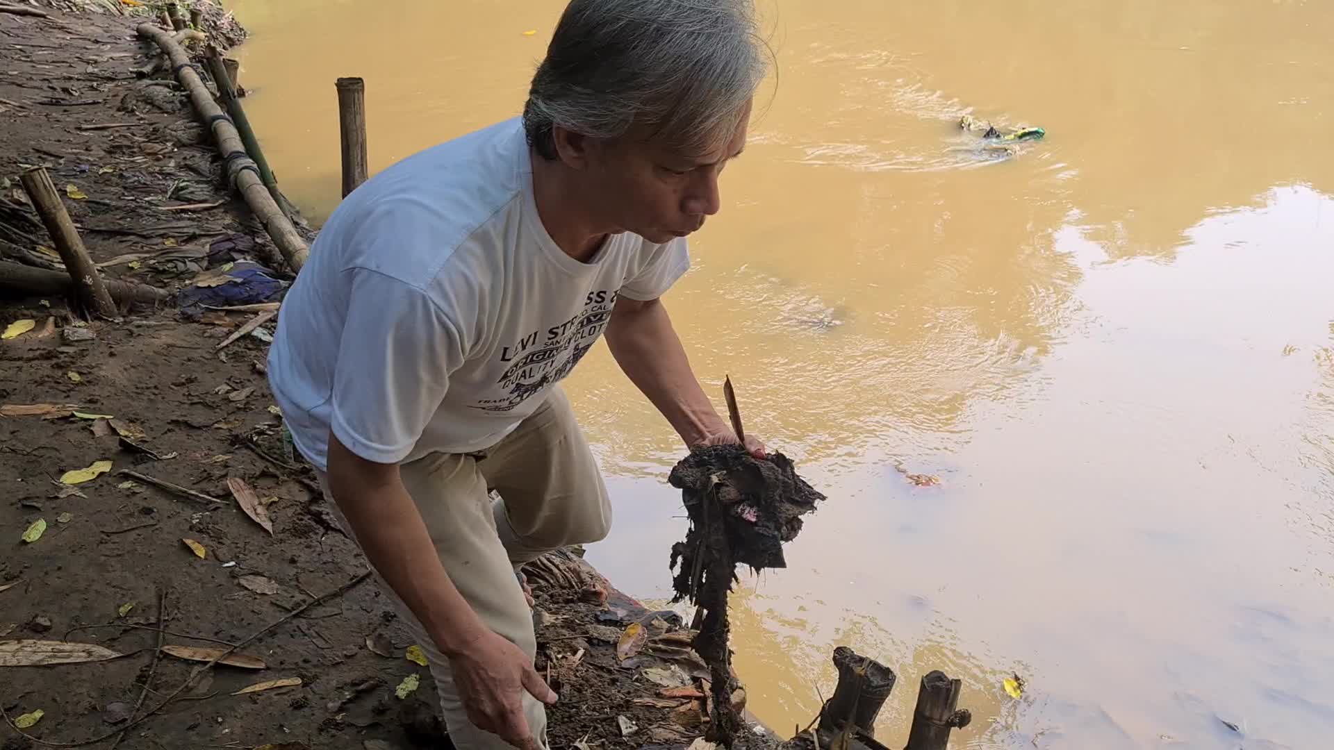 Environmental lovers group clean rivers
