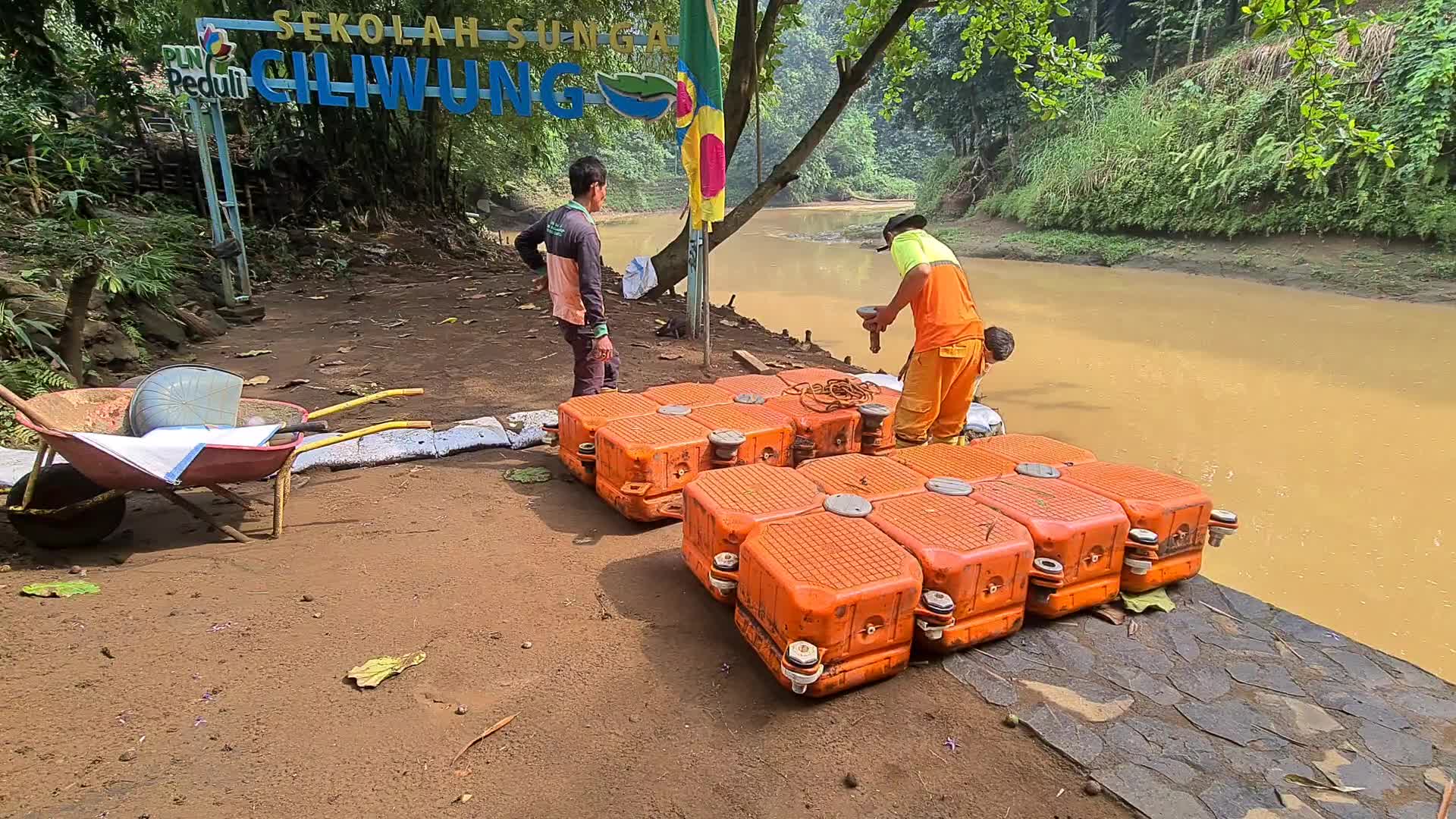 Environmental lovers group clean rivers