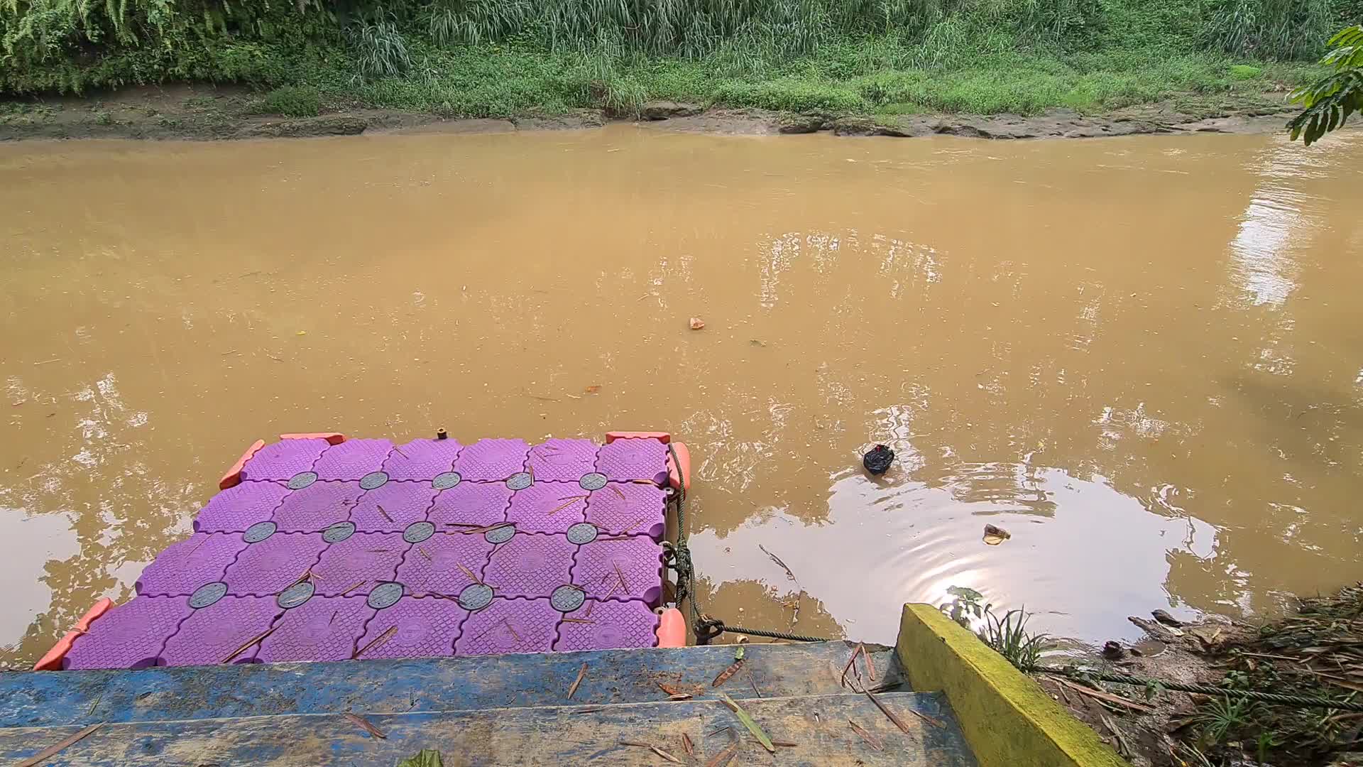 Environmental lovers group clean rivers