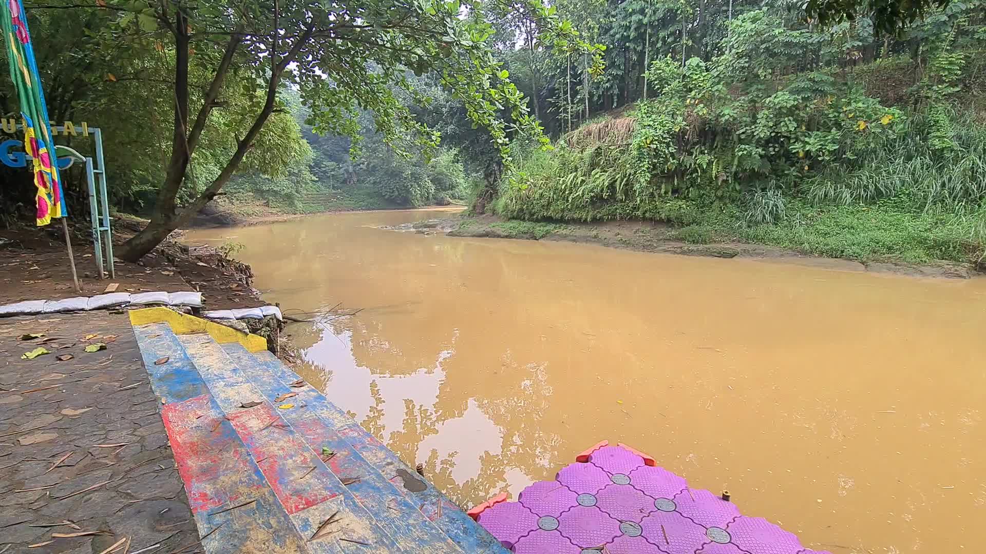 Environmental lovers group clean rivers