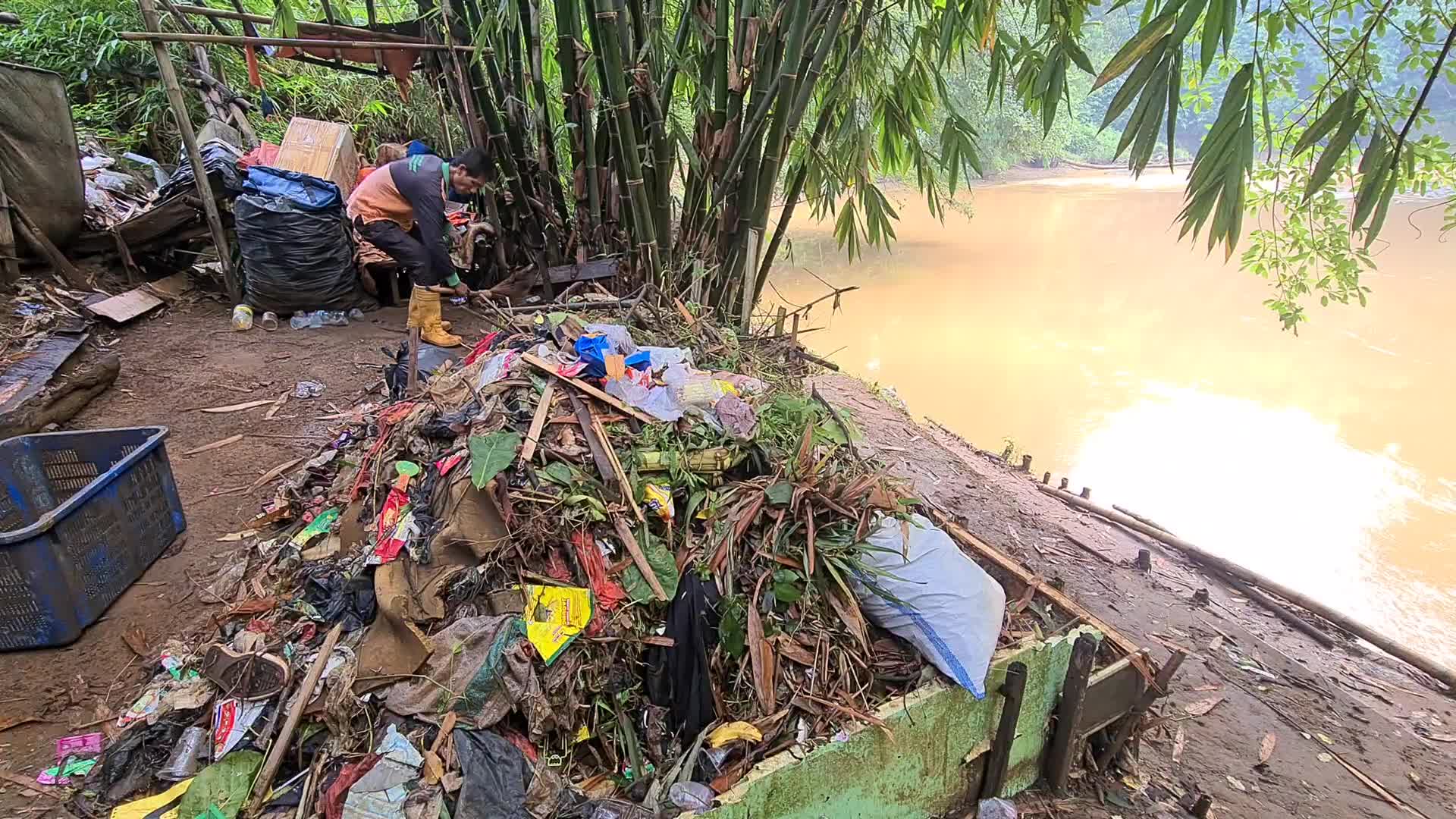 Environmental lovers group clean rivers