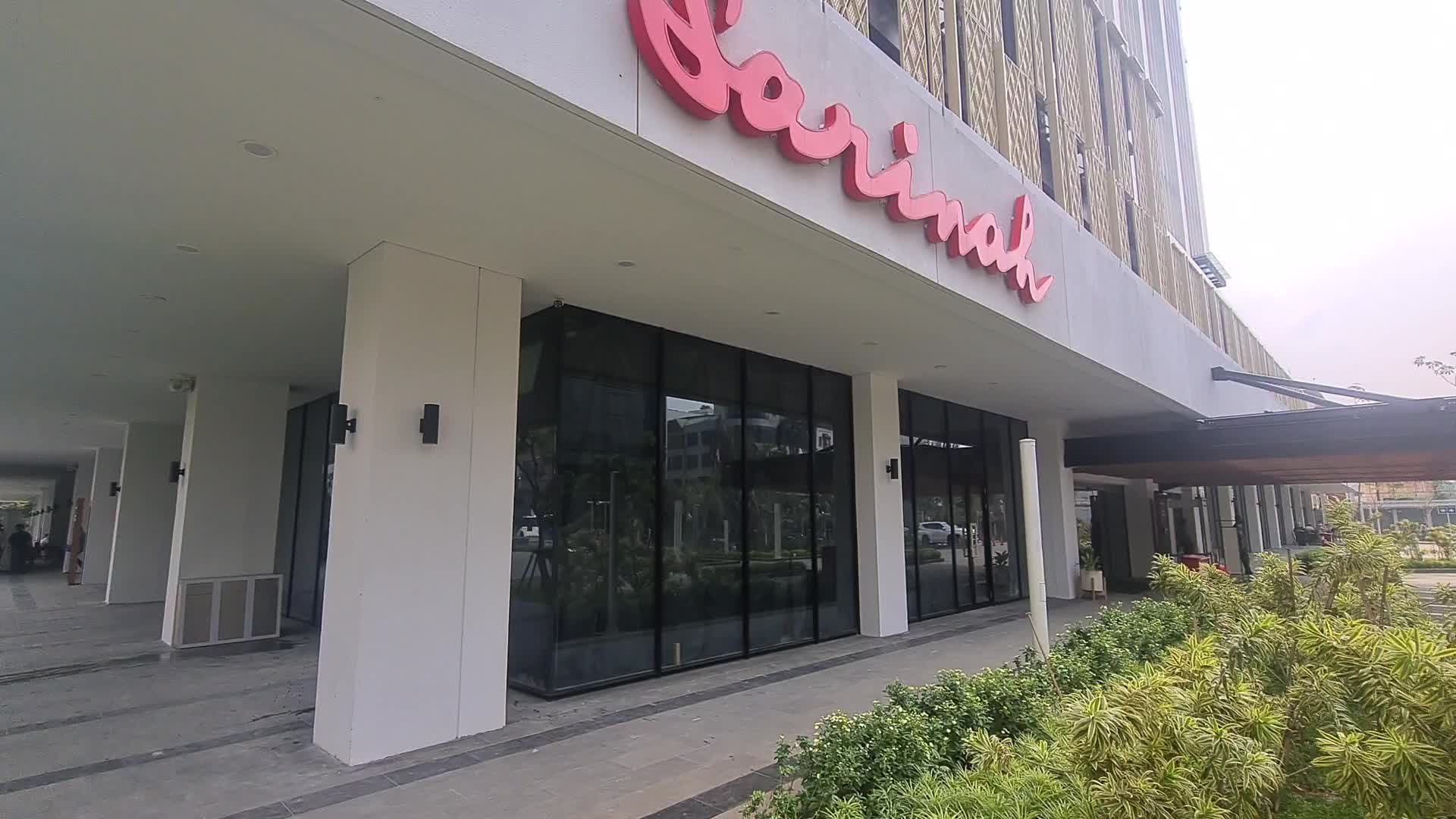 First Mall in Indonesia Reopen as Pandemic Decrease