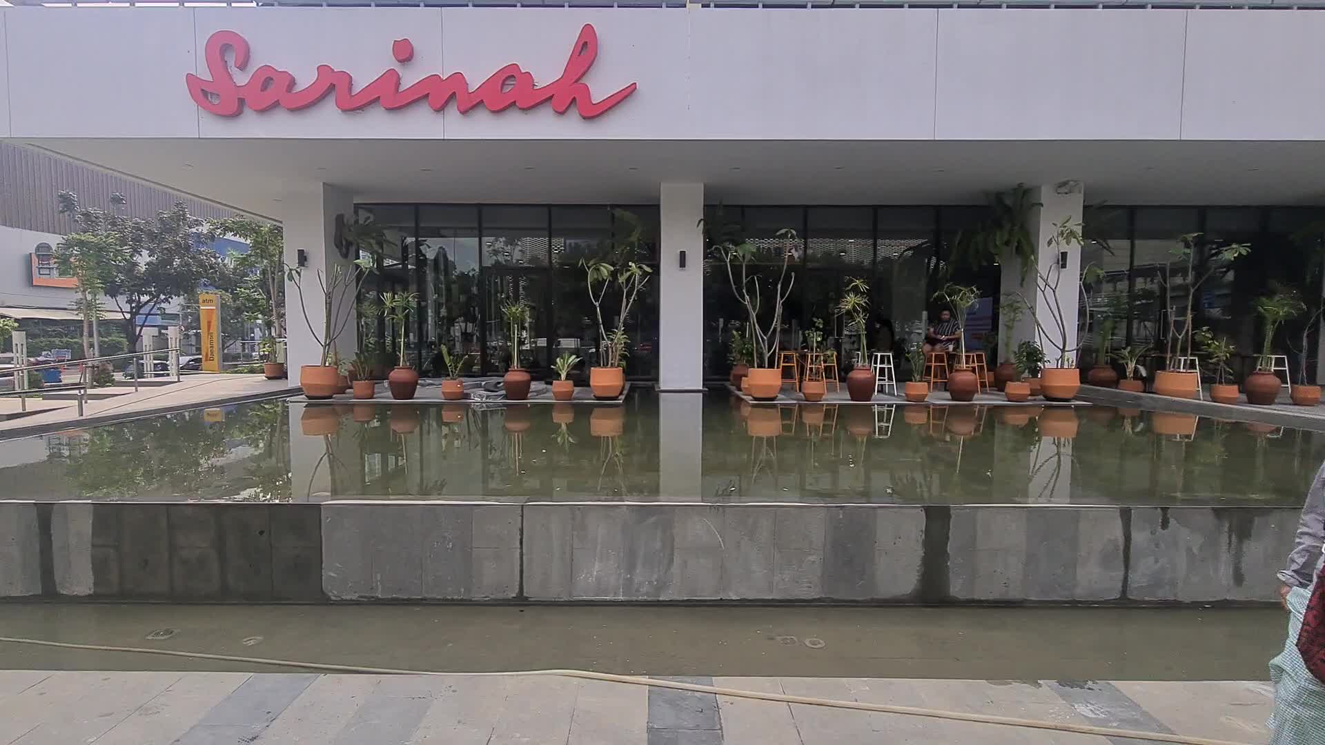 First Mall in Indonesia Reopen as Pandemic Decrease