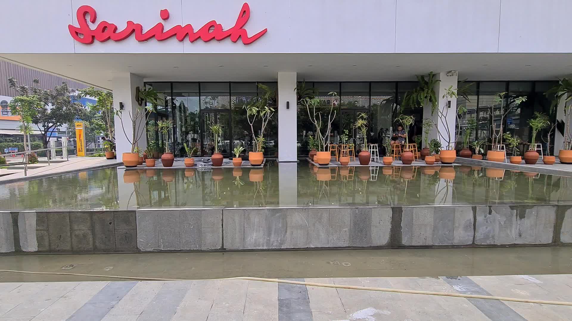 First Mall in Indonesia Reopen as Pandemic Decrease