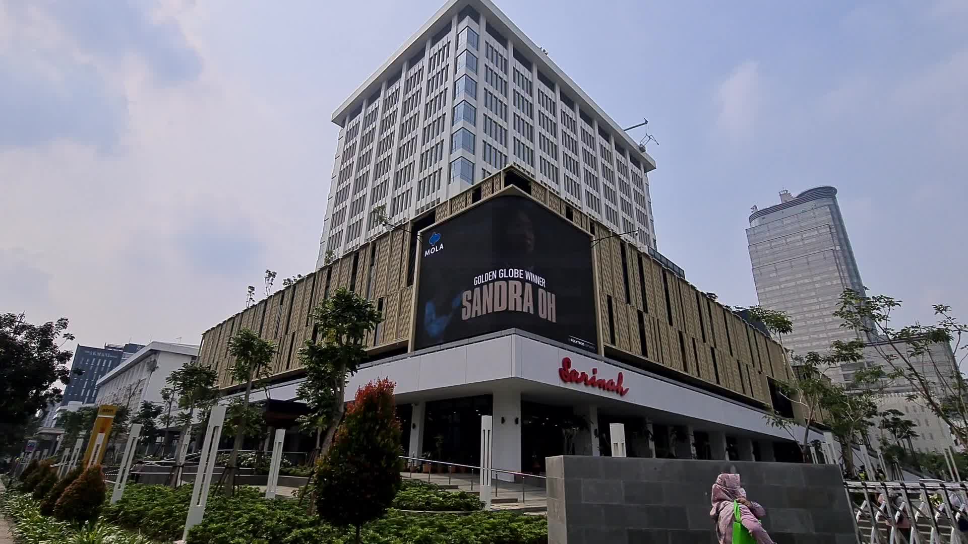 First Mall in Indonesia Reopen as Pandemic Decrease
