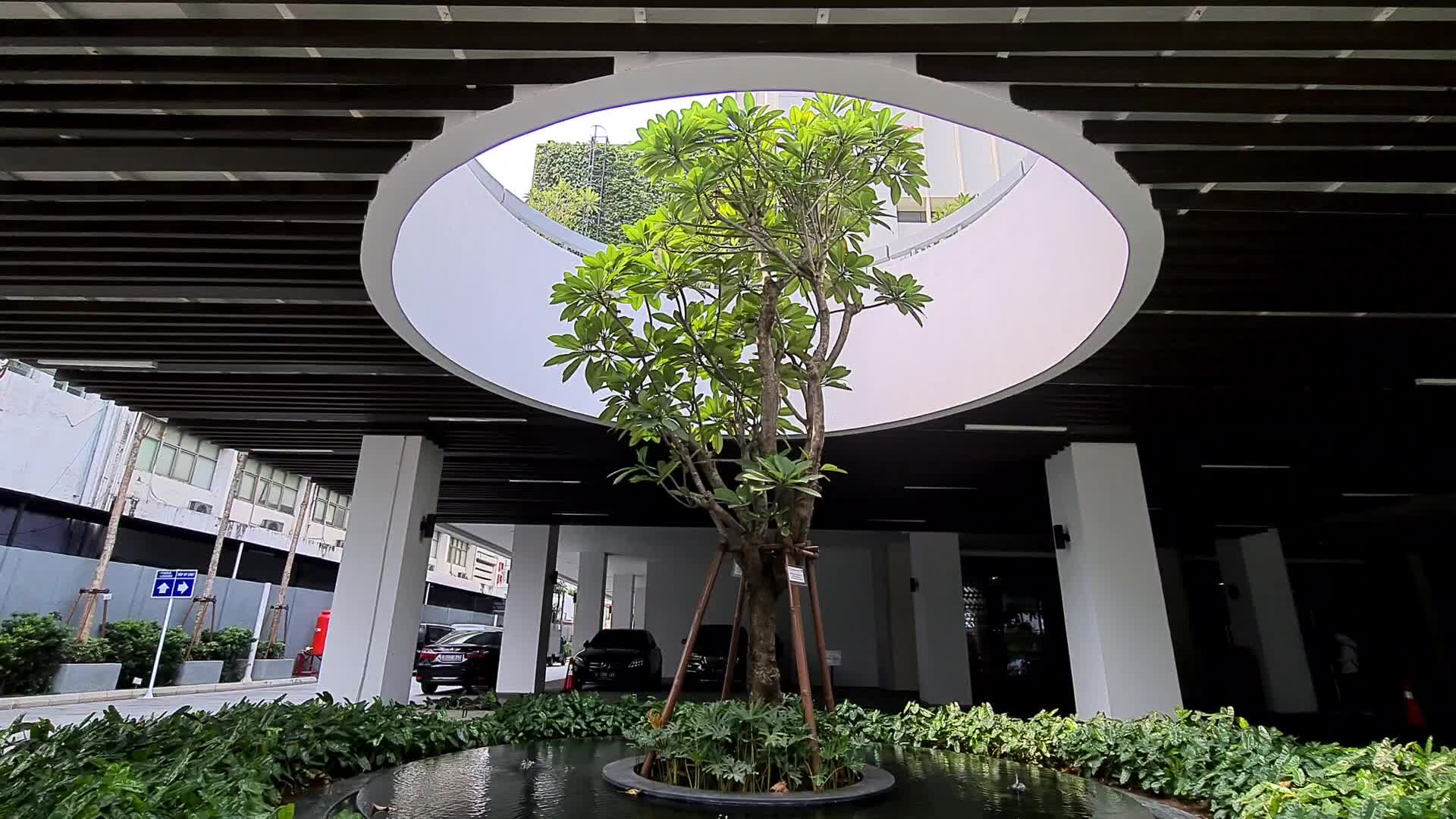 First Mall in Indonesia Reopen as Pandemic Decrease