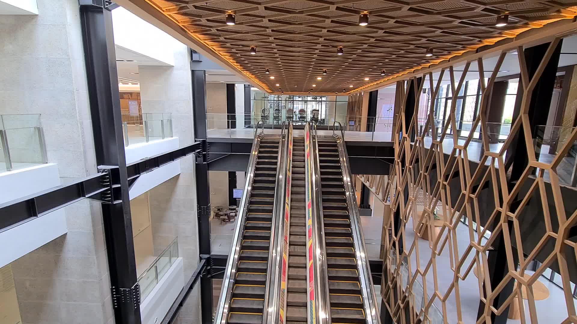 First Mall in Indonesia Reopen as Pandemic Decrease